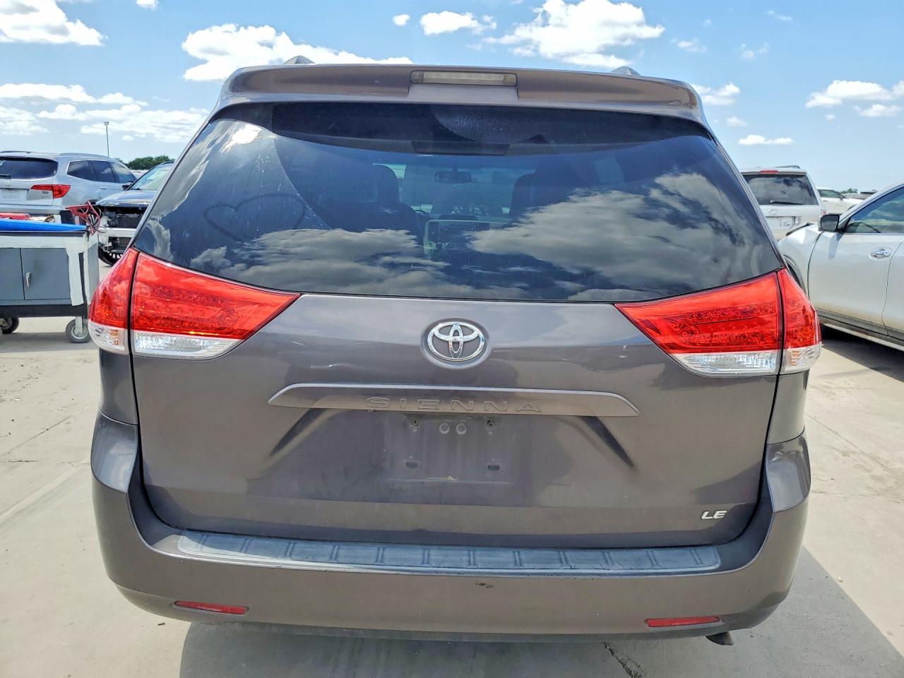 2012 Toyota Sienna Gray vin: 5TDKK3DC1CS216885