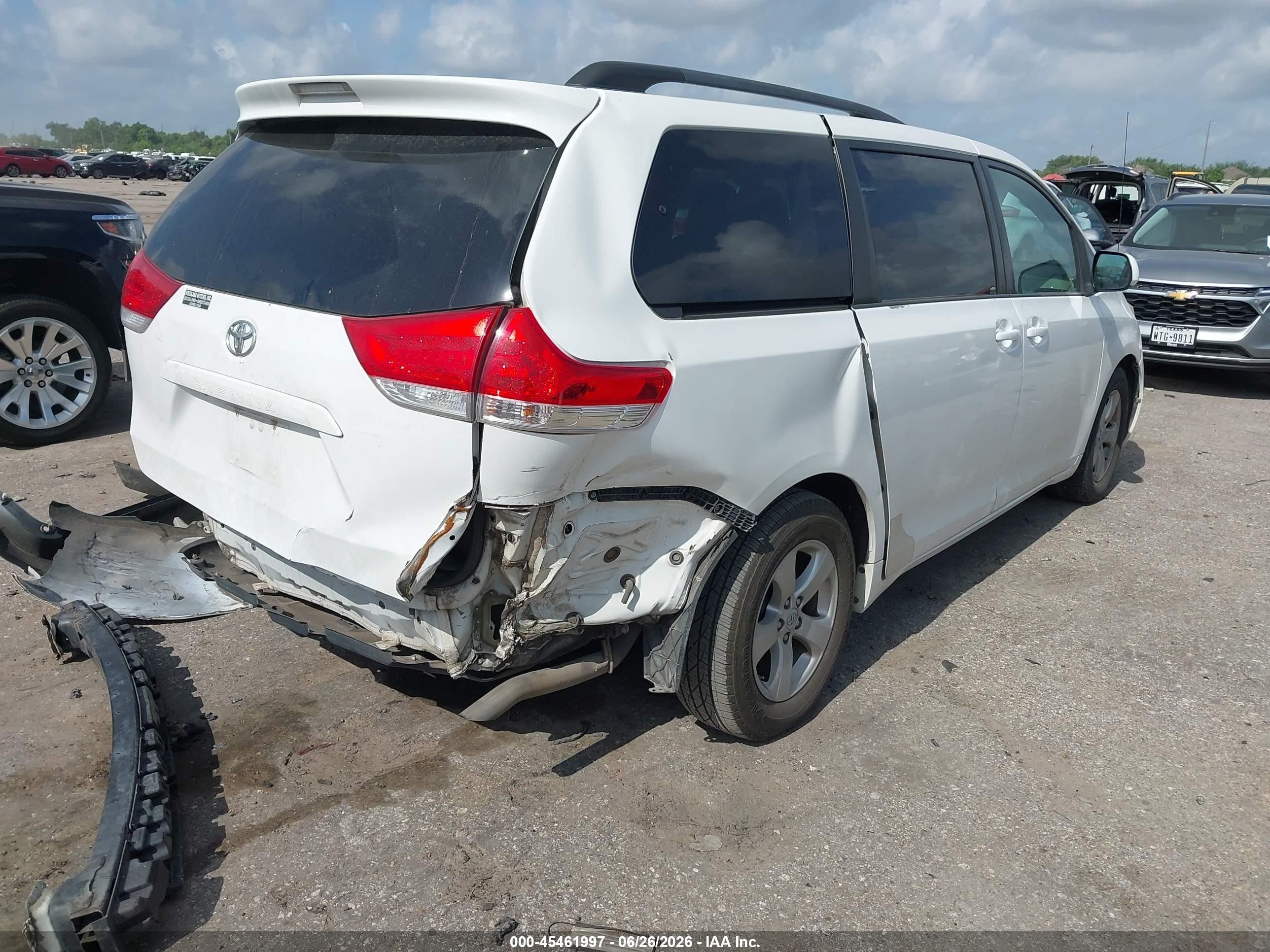 2012 Toyota Sienna Le V6 8 Passenger White vin: 5TDKK3DC1CS223786