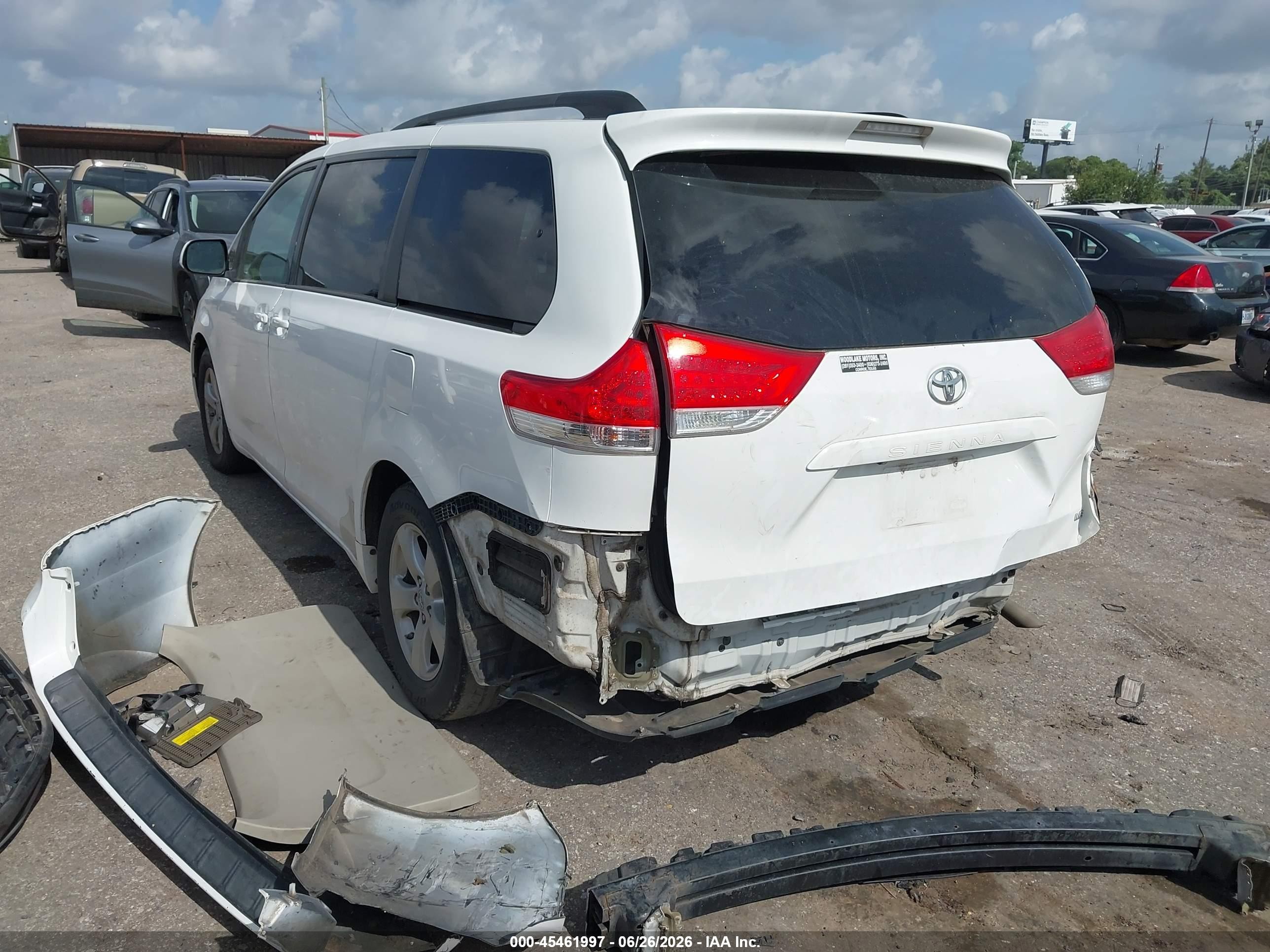 2012 Toyota Sienna Le V6 8 Passenger White vin: 5TDKK3DC1CS223786