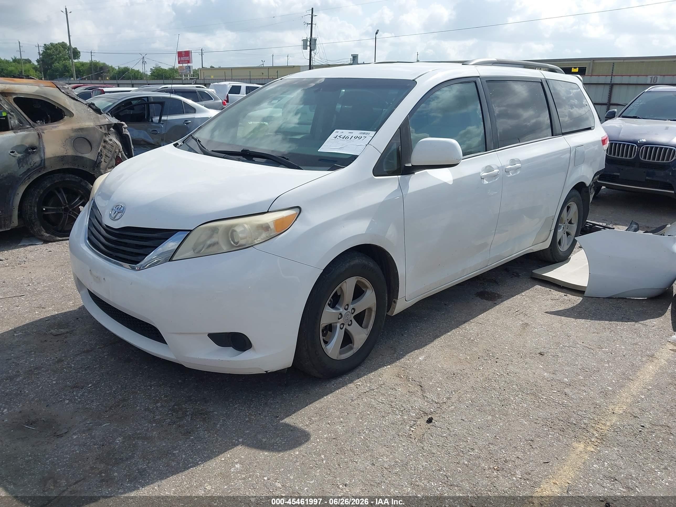 2012 Toyota Sienna Le V6 8 Passenger White vin: 5TDKK3DC1CS223786
