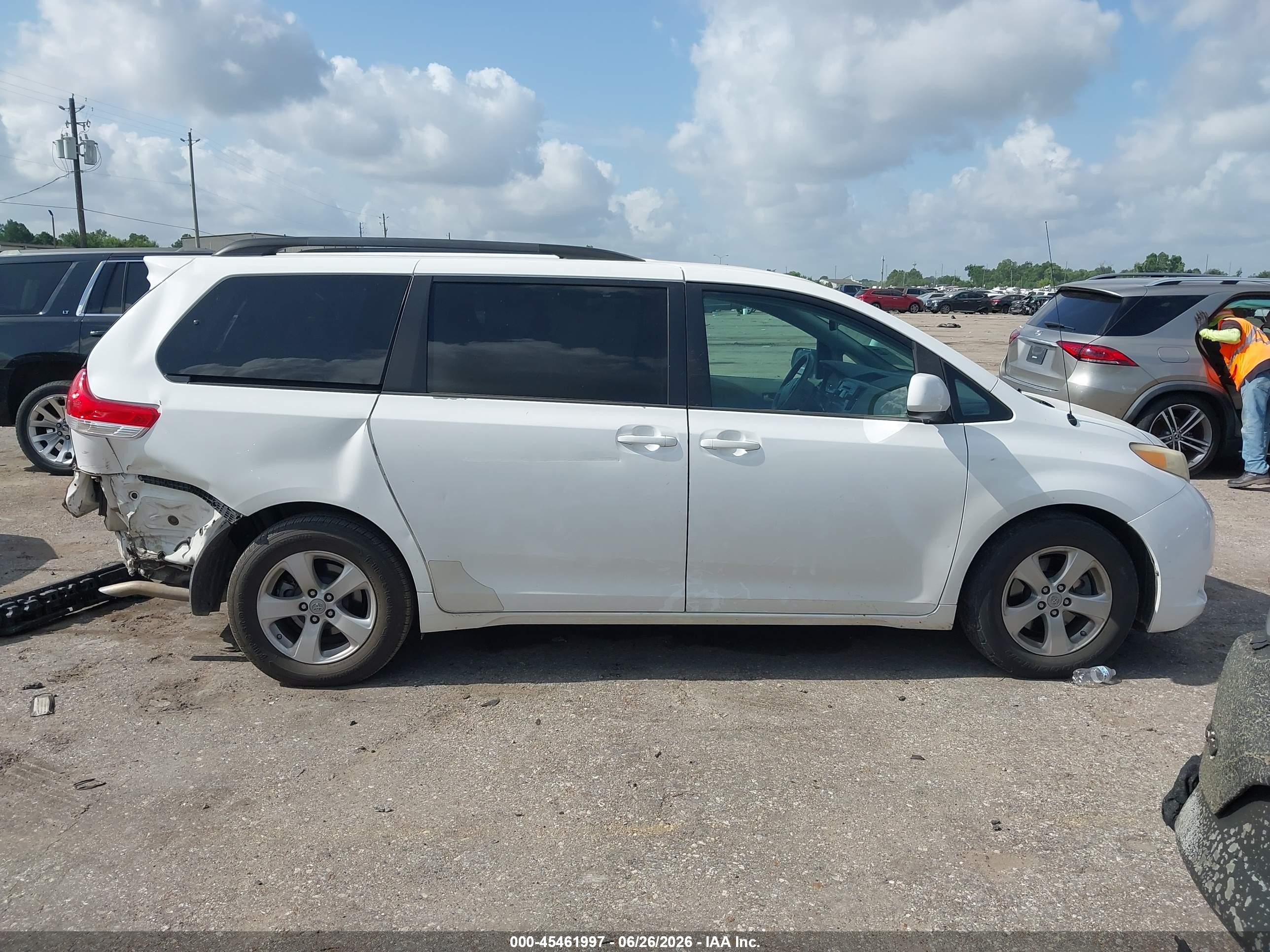 2012 Toyota Sienna Le V6 8 Passenger White vin: 5TDKK3DC1CS223786