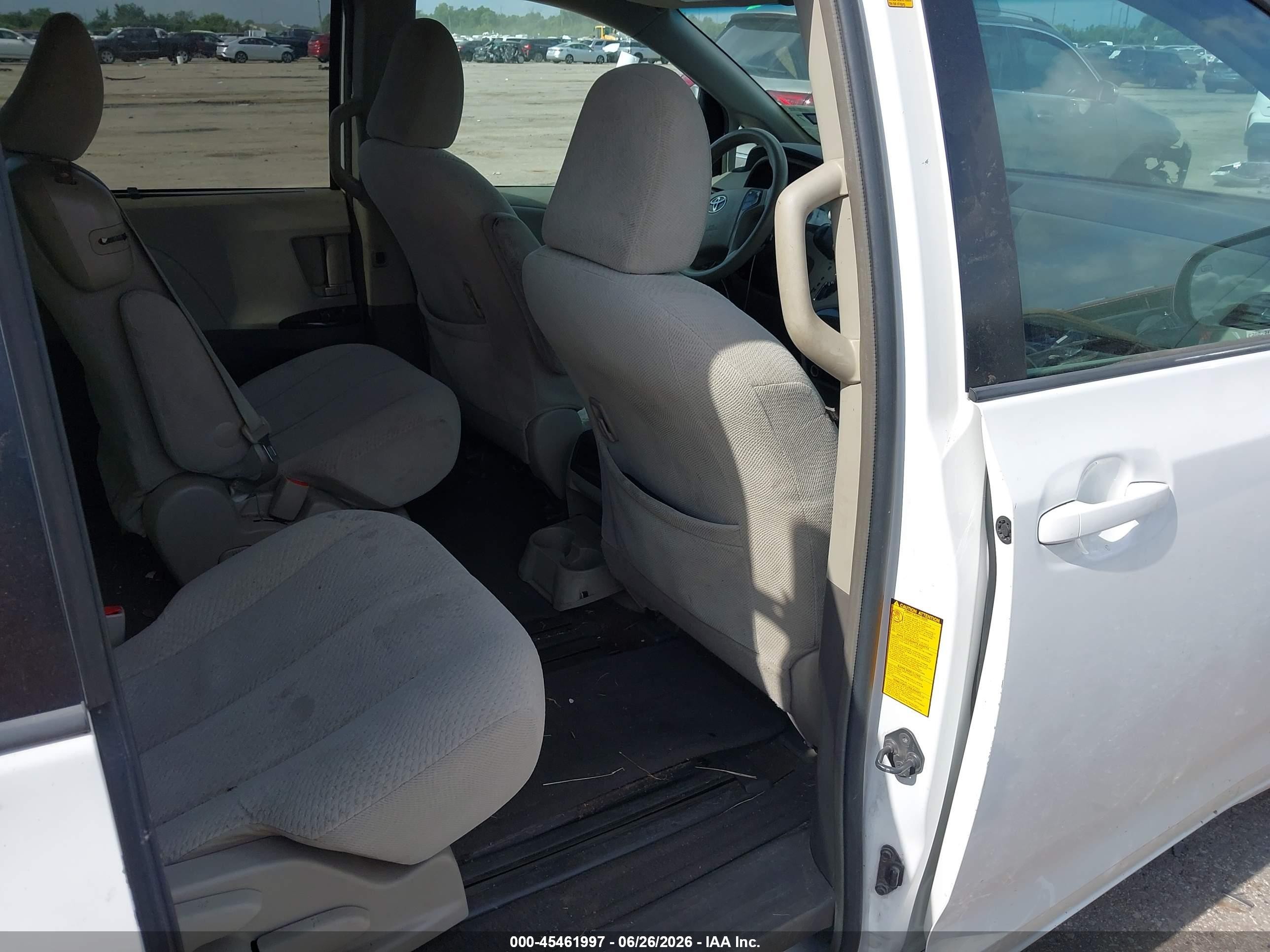 2012 Toyota Sienna Le V6 8 Passenger White vin: 5TDKK3DC1CS223786