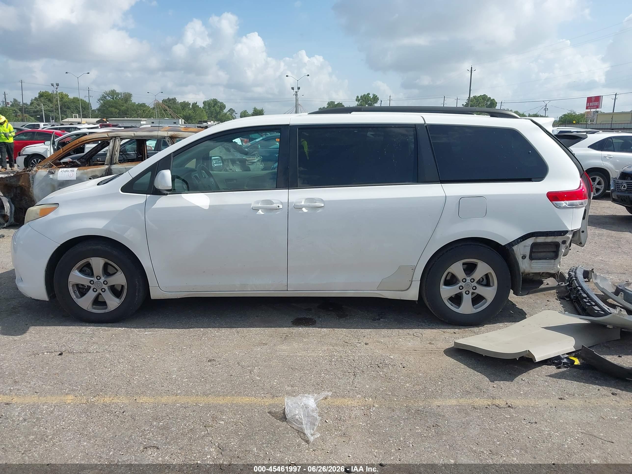 2012 Toyota Sienna Le V6 8 Passenger White vin: 5TDKK3DC1CS223786