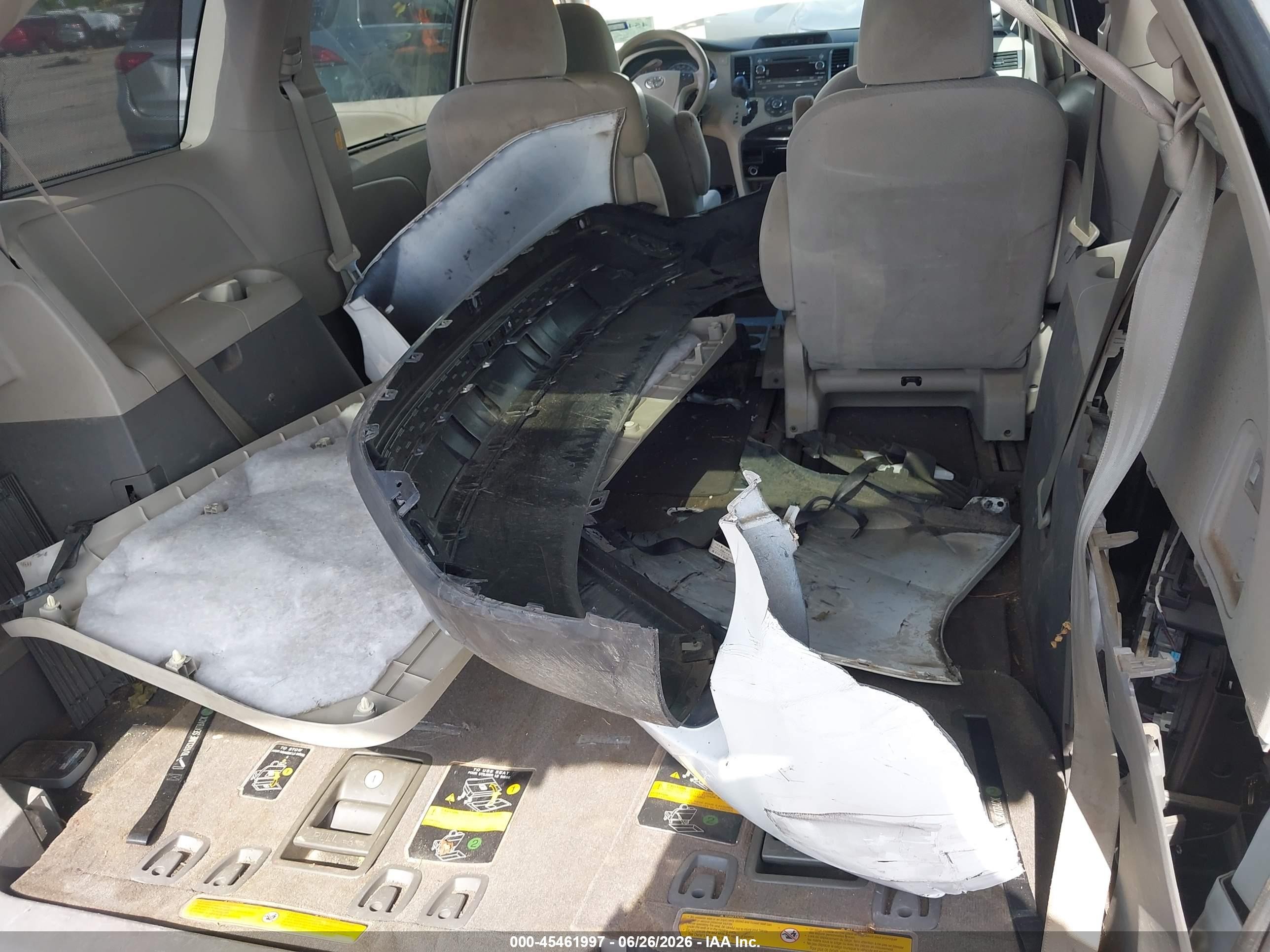 2012 Toyota Sienna Le V6 8 Passenger White vin: 5TDKK3DC1CS223786