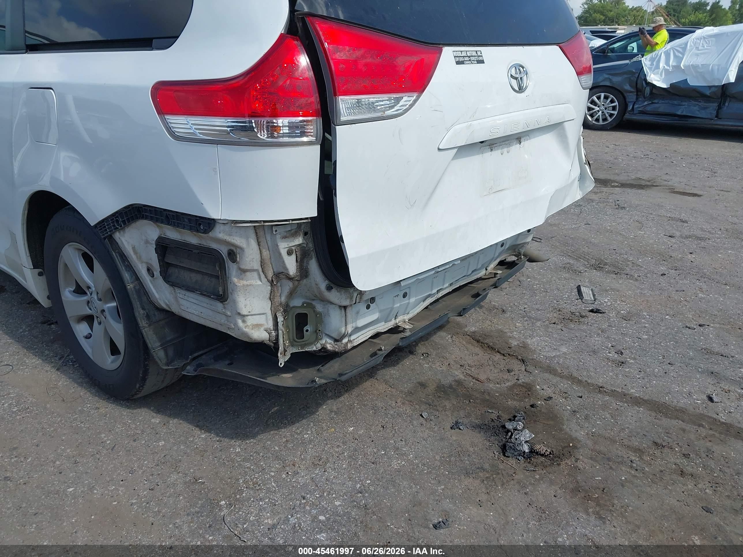 2012 Toyota Sienna Le V6 8 Passenger White vin: 5TDKK3DC1CS223786