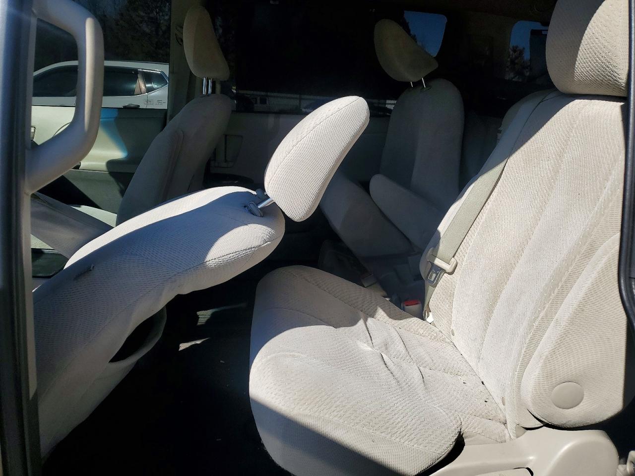 2012 Toyota Sienna Le 8-passenger Gray vin: 5TDKK3DC1CS224582