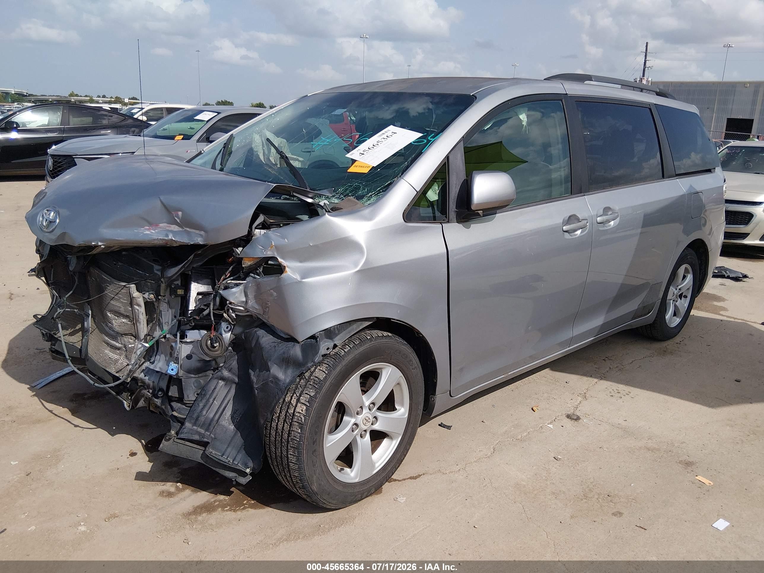 2012 Toyota Sienna Le V6 8 Passenger Silver vin: 5TDKK3DC1CS264998