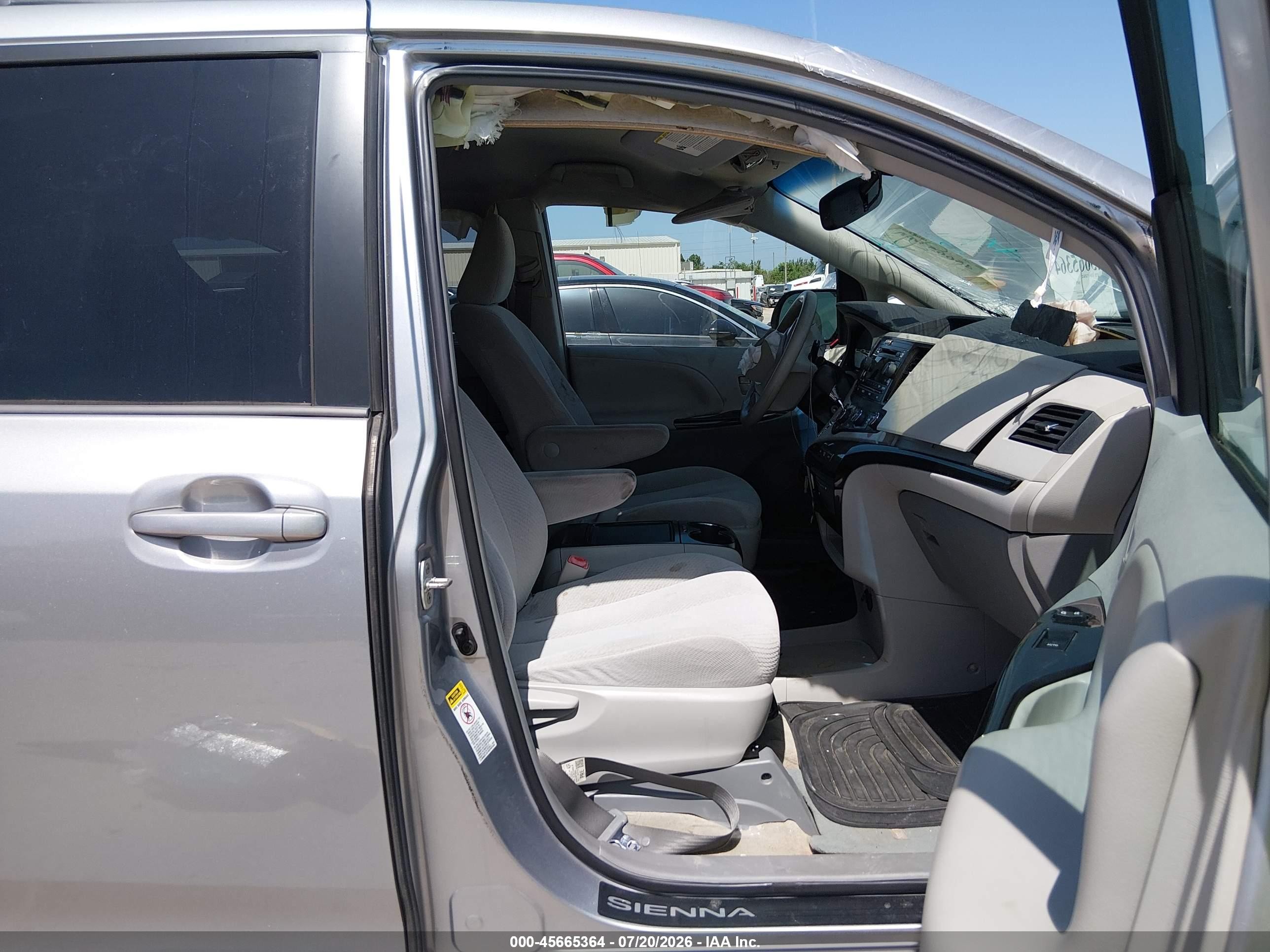 2012 Toyota Sienna Le V6 8 Passenger Silver vin: 5TDKK3DC1CS264998