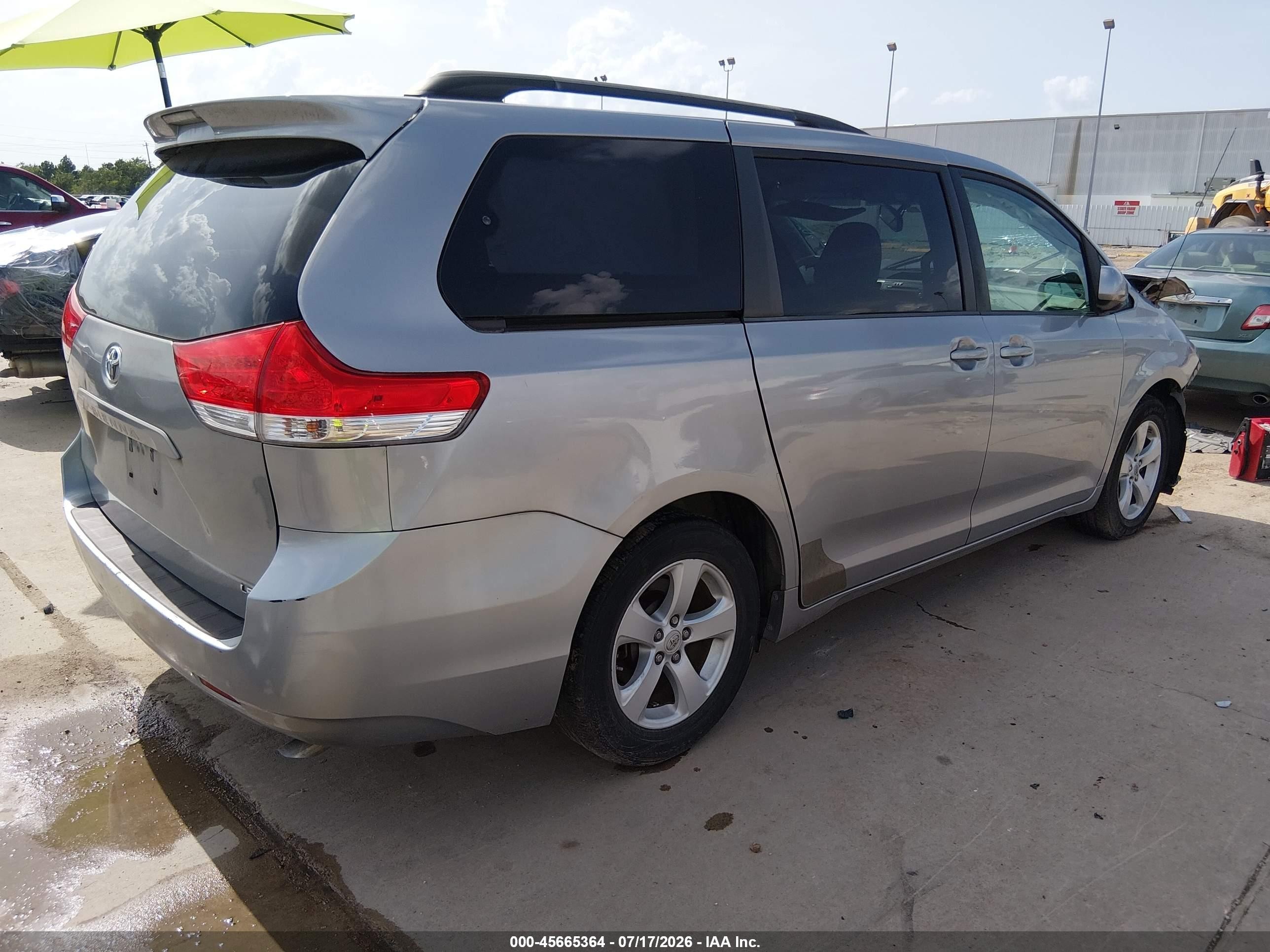 2012 Toyota Sienna Le V6 8 Passenger Silver vin: 5TDKK3DC1CS264998