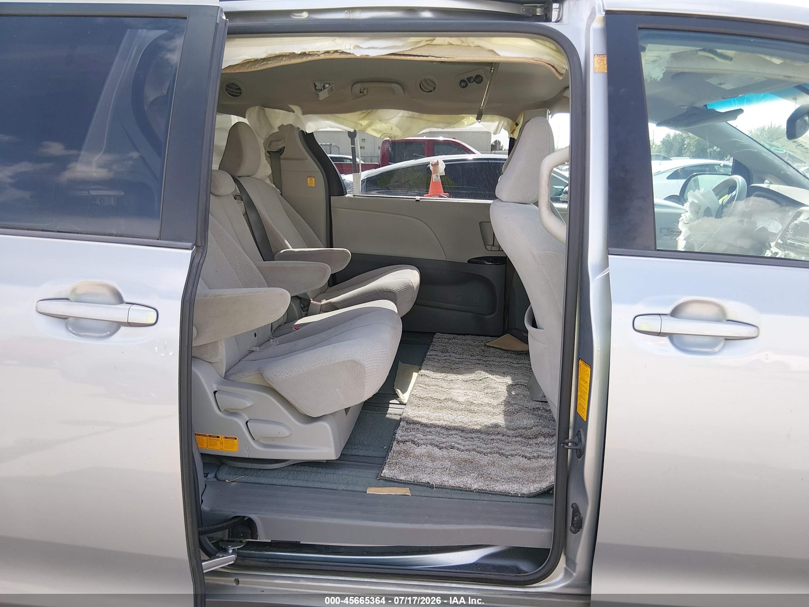 2012 Toyota Sienna Le V6 8 Passenger Silver vin: 5TDKK3DC1CS264998