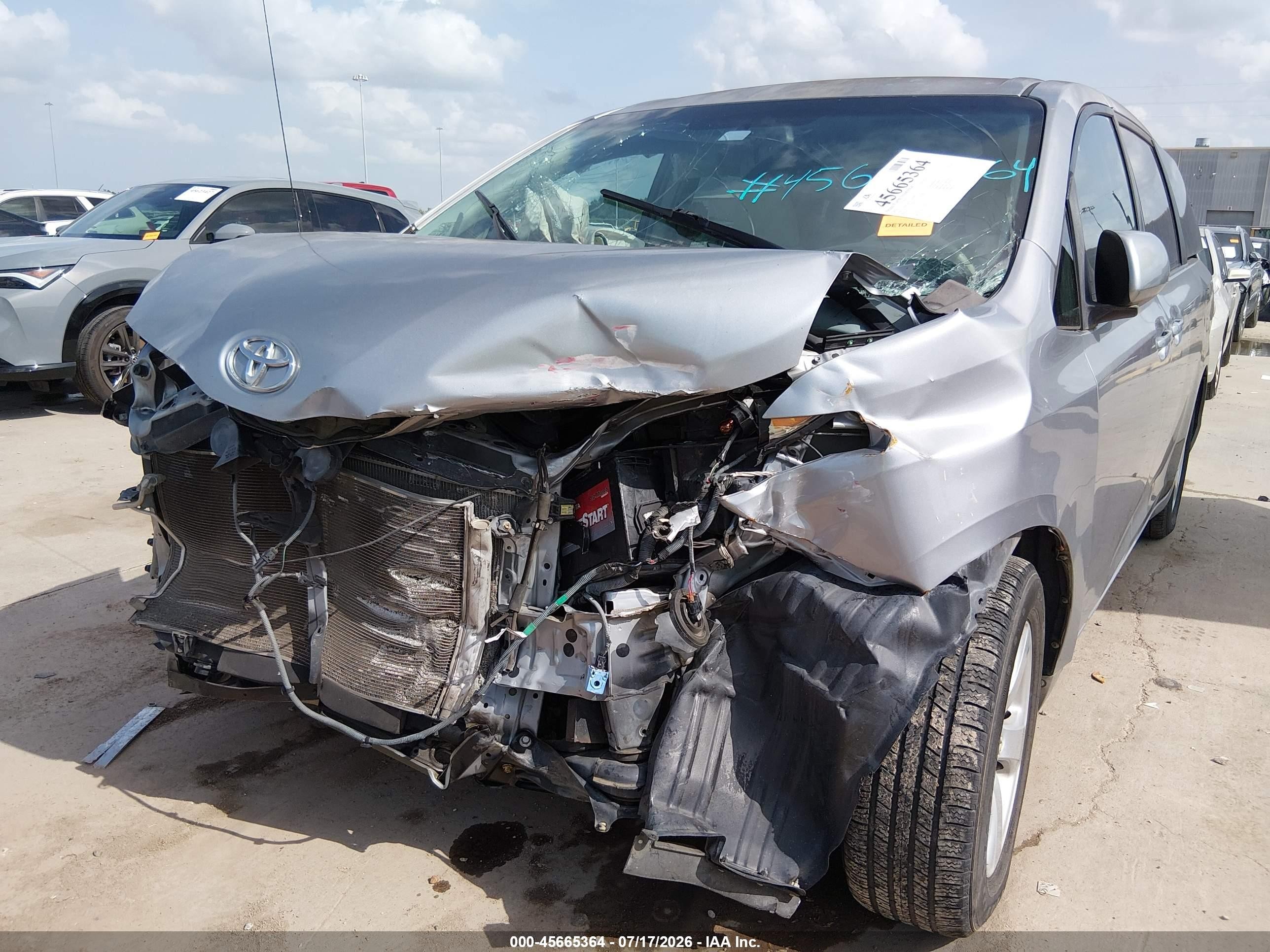 2012 Toyota Sienna Le V6 8 Passenger Silver vin: 5TDKK3DC1CS264998