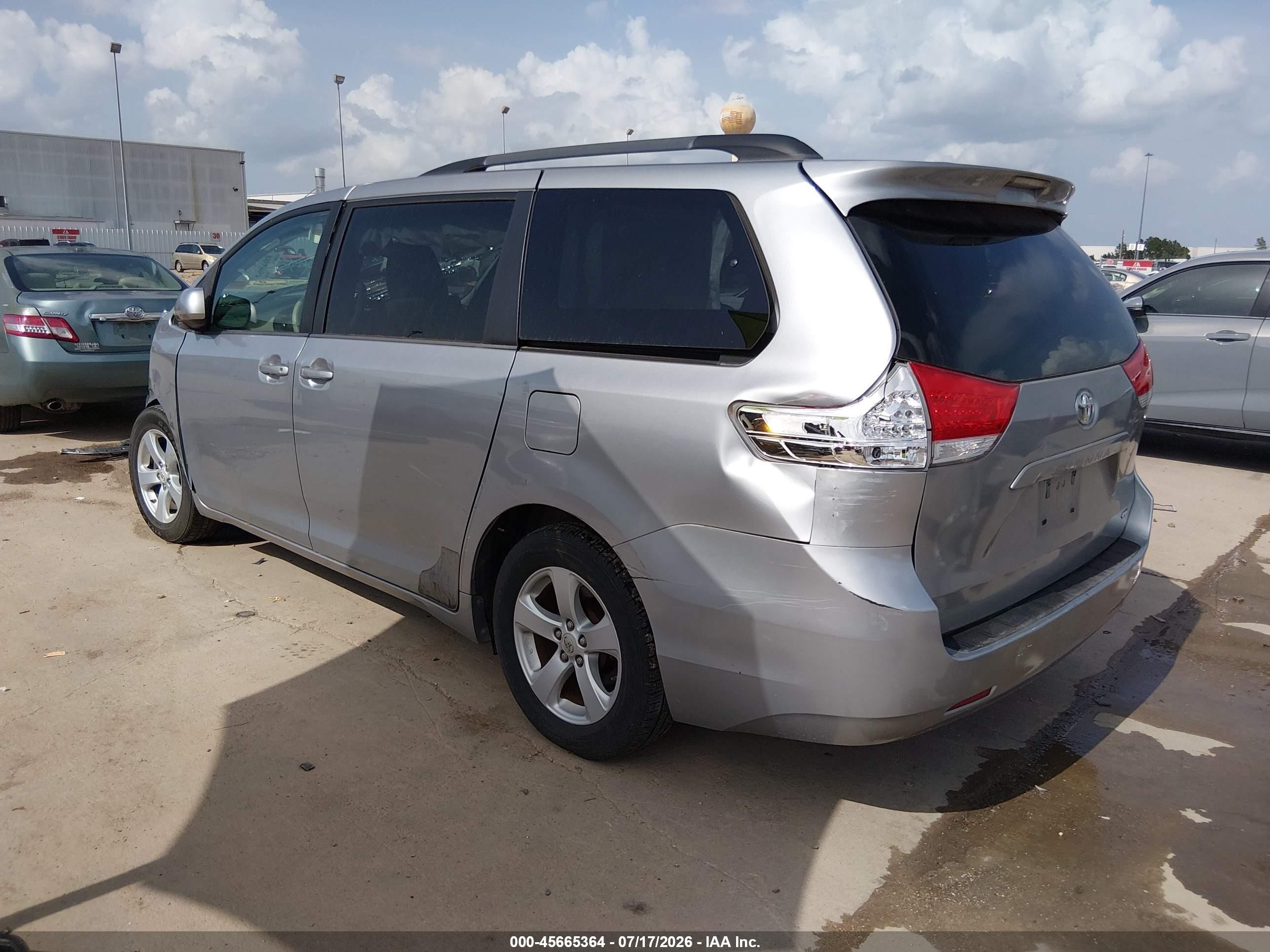 2012 Toyota Sienna Le V6 8 Passenger Silver vin: 5TDKK3DC1CS264998