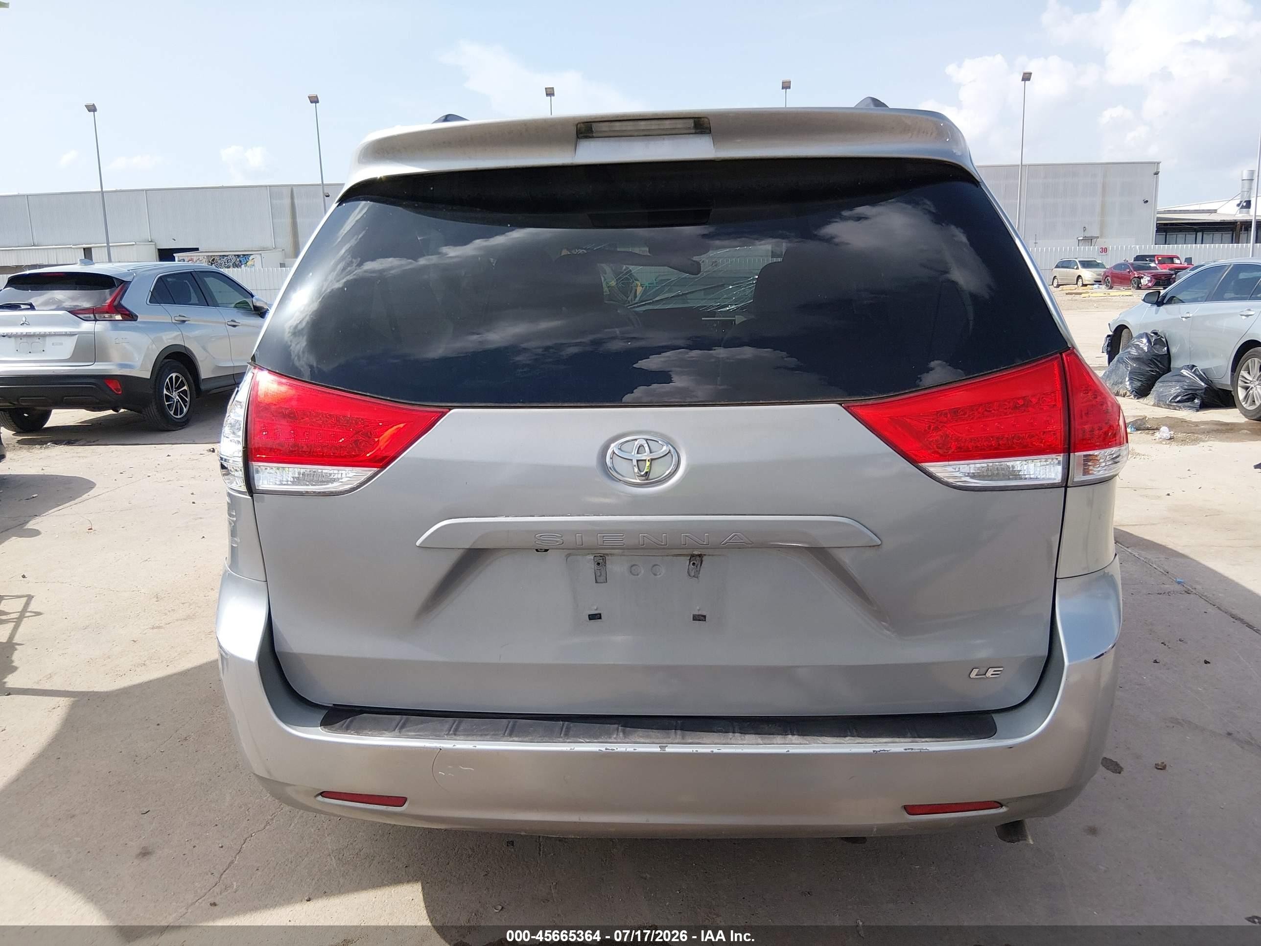 2012 Toyota Sienna Le V6 8 Passenger Silver vin: 5TDKK3DC1CS264998
