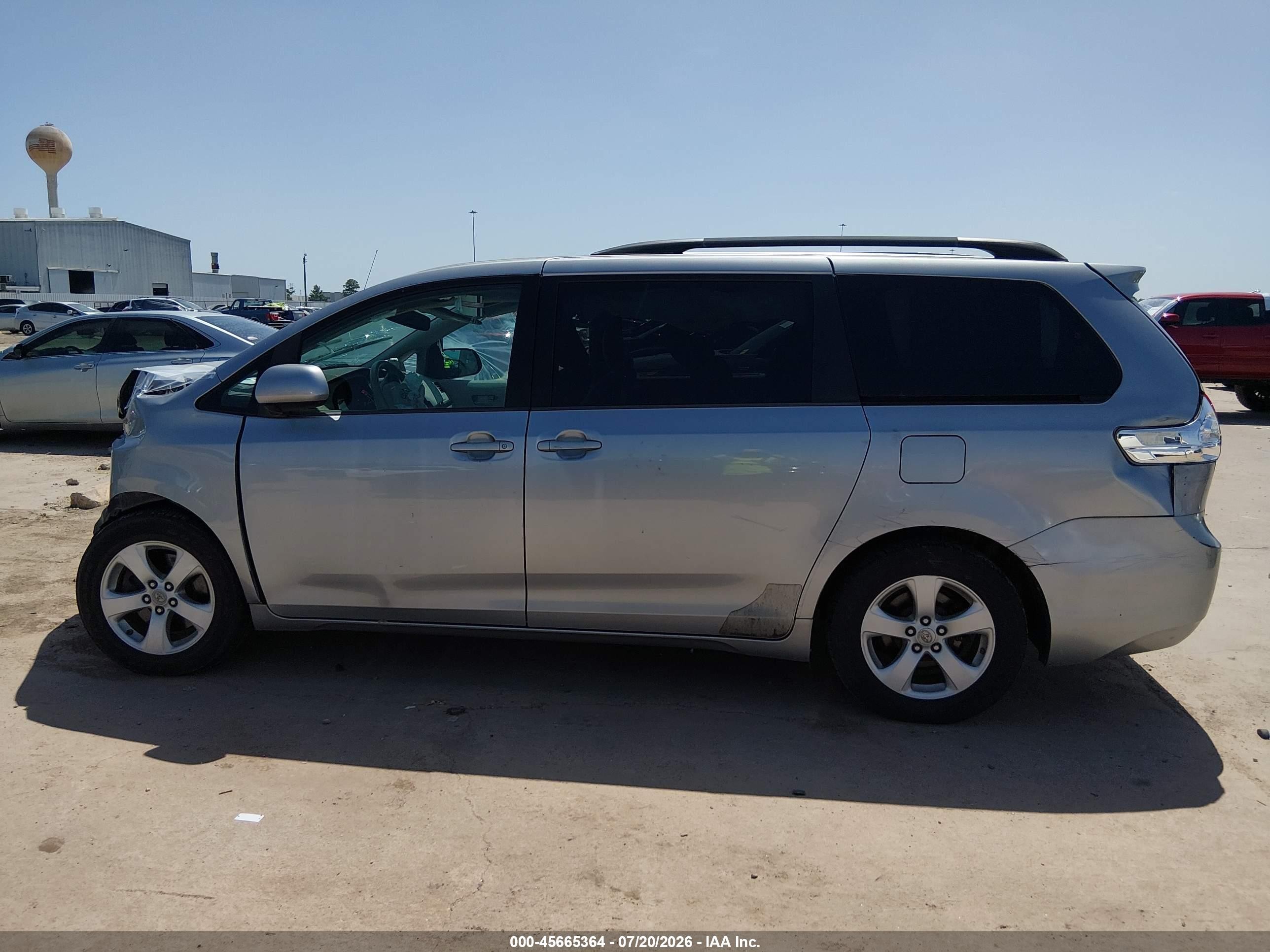 2012 Toyota Sienna Le V6 8 Passenger Silver vin: 5TDKK3DC1CS264998