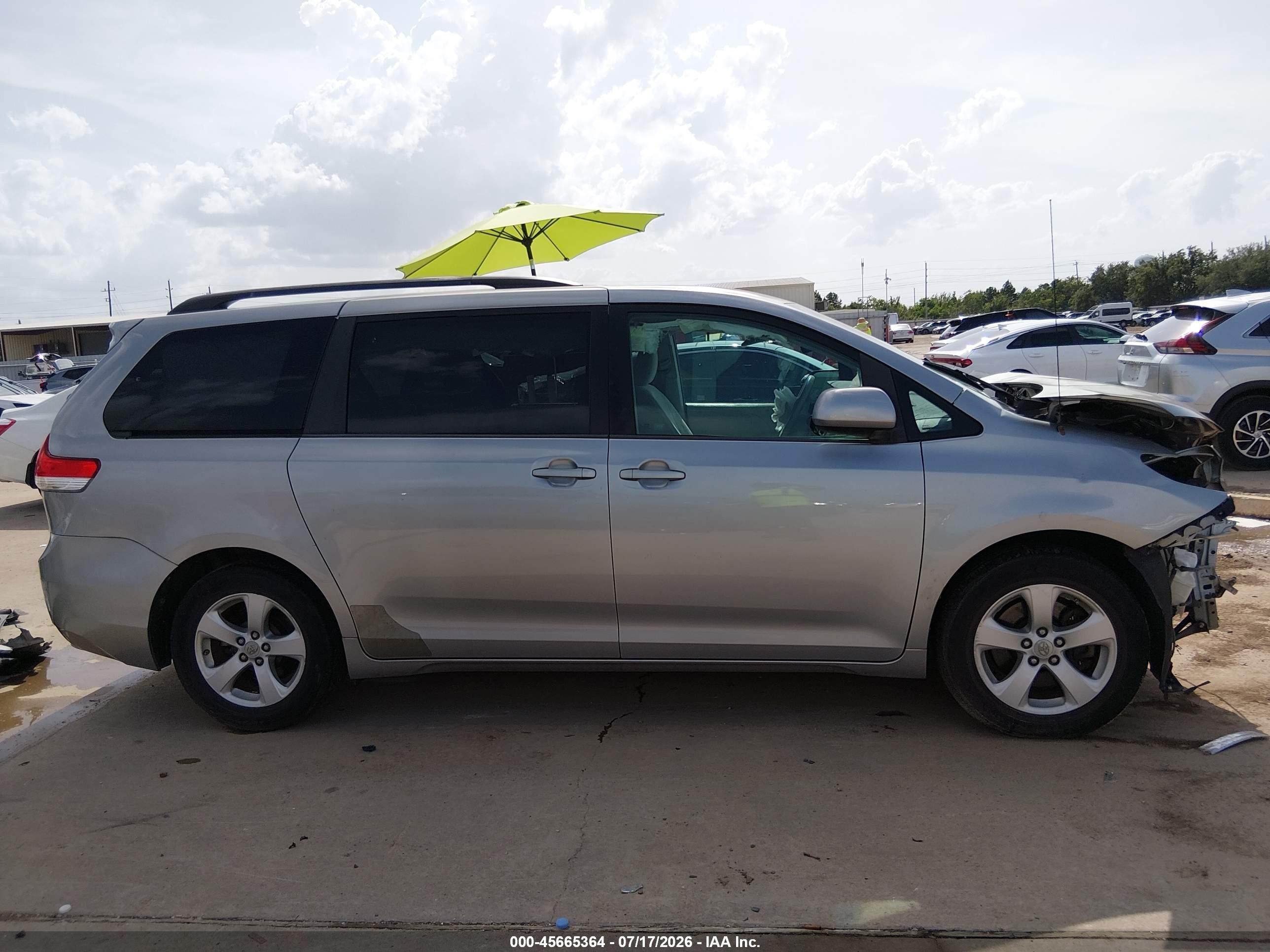 2012 Toyota Sienna Le V6 8 Passenger Silver vin: 5TDKK3DC1CS264998