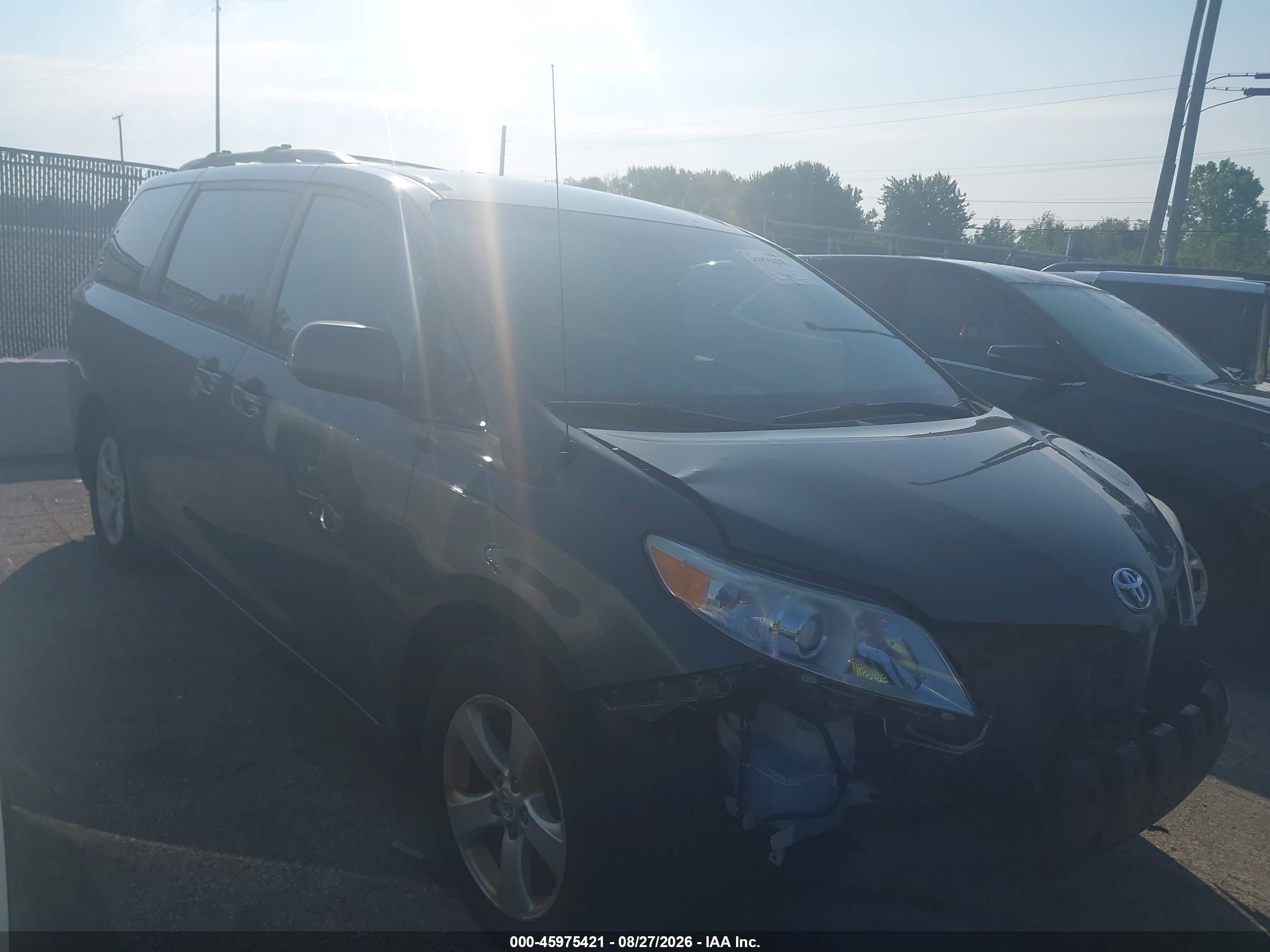 2012 Toyota Sienna Le V6 8 Passenger Серый vin: 5TDKK3DC1CS276178