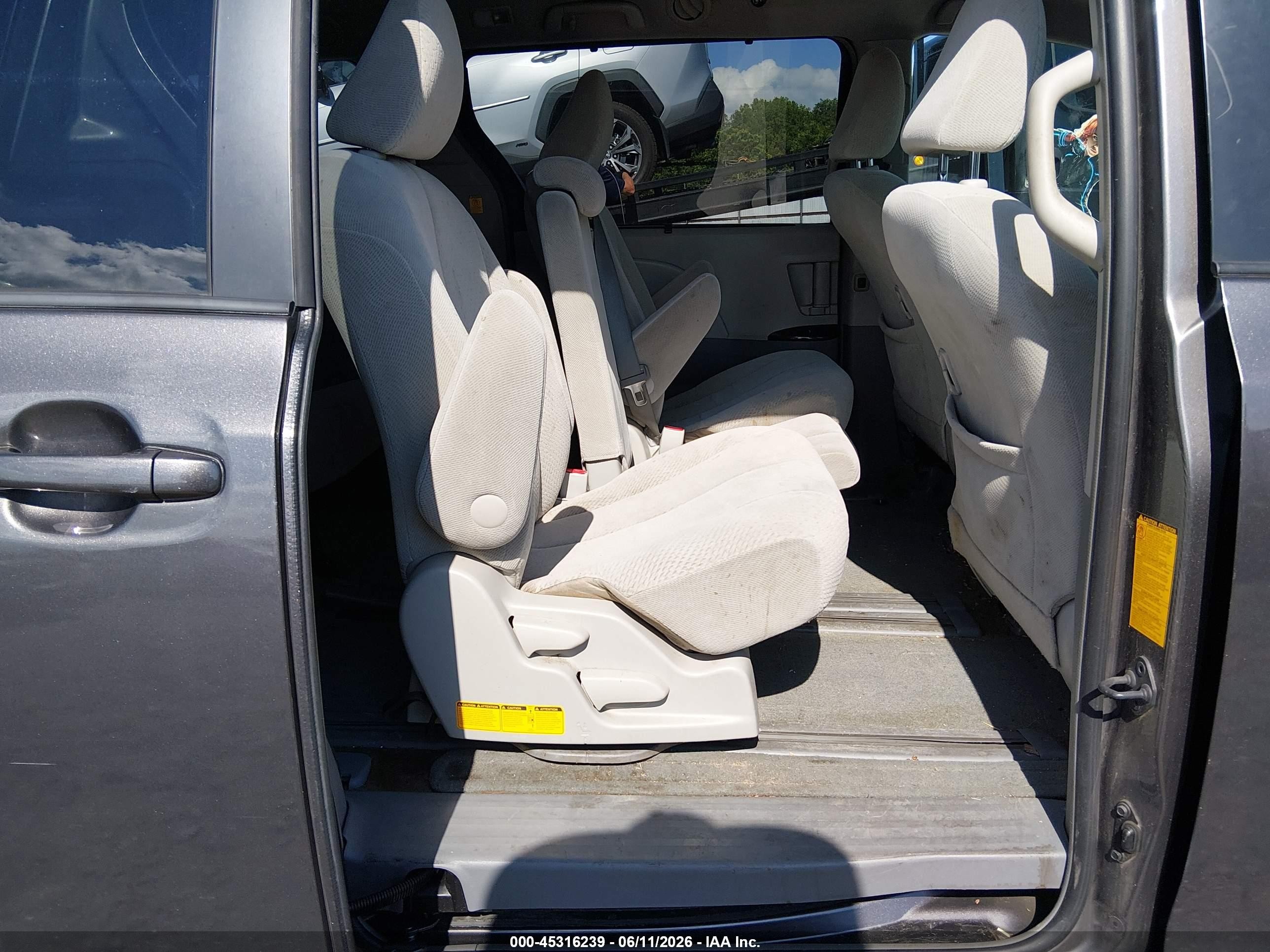 2012 Toyota Sienna Le V6 8 Passenger Gray vin: 5TDKK3DC1CS278447