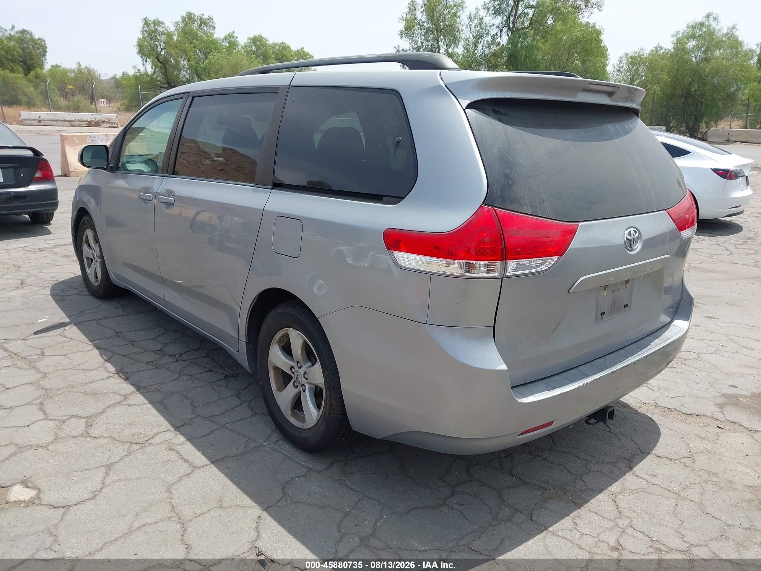 2013 Toyota Sienna Le V6 8 Passenger Silver vin: 5TDKK3DC1DS282063