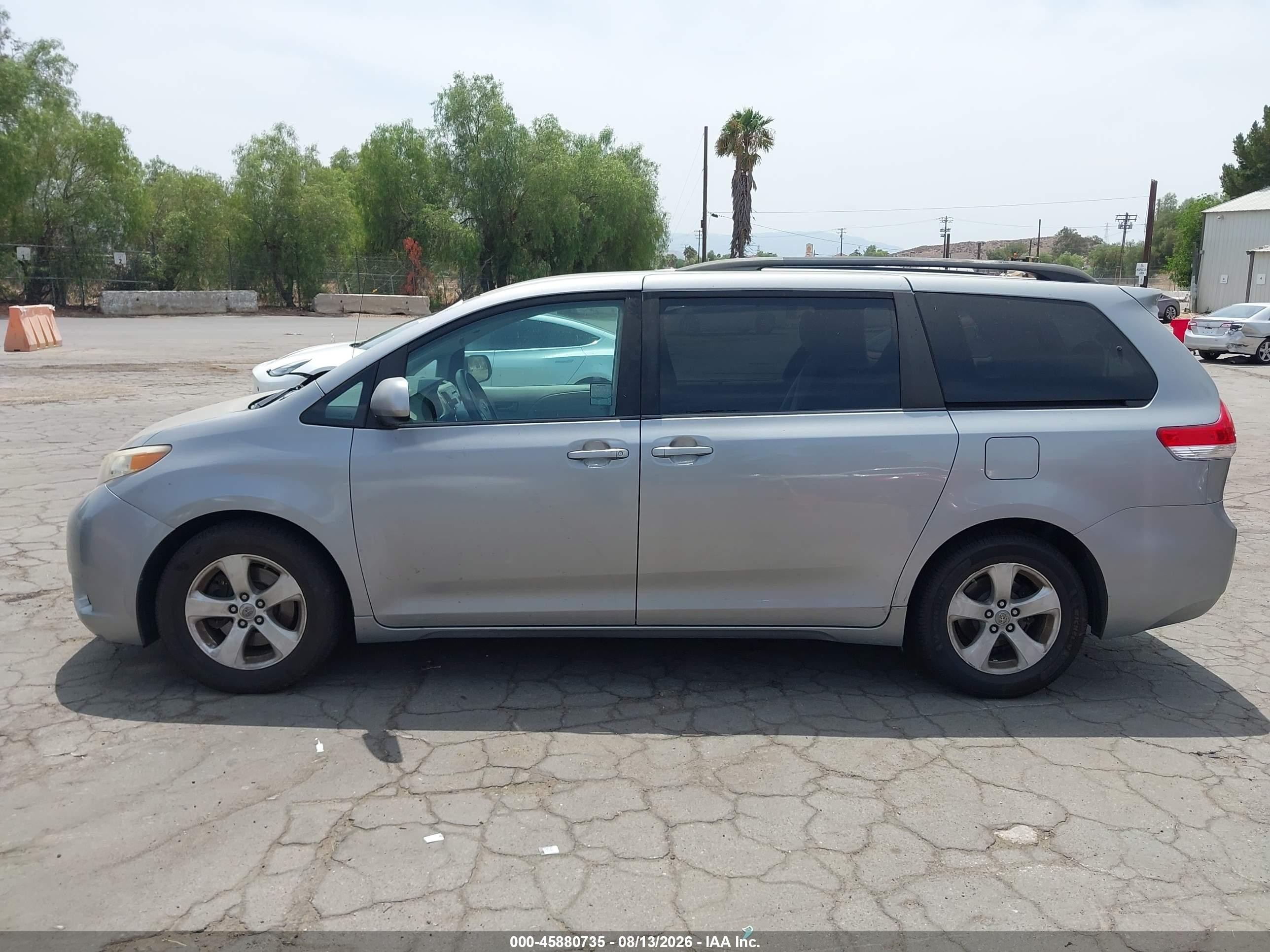 2013 Toyota Sienna Le V6 8 Passenger Silver vin: 5TDKK3DC1DS282063
