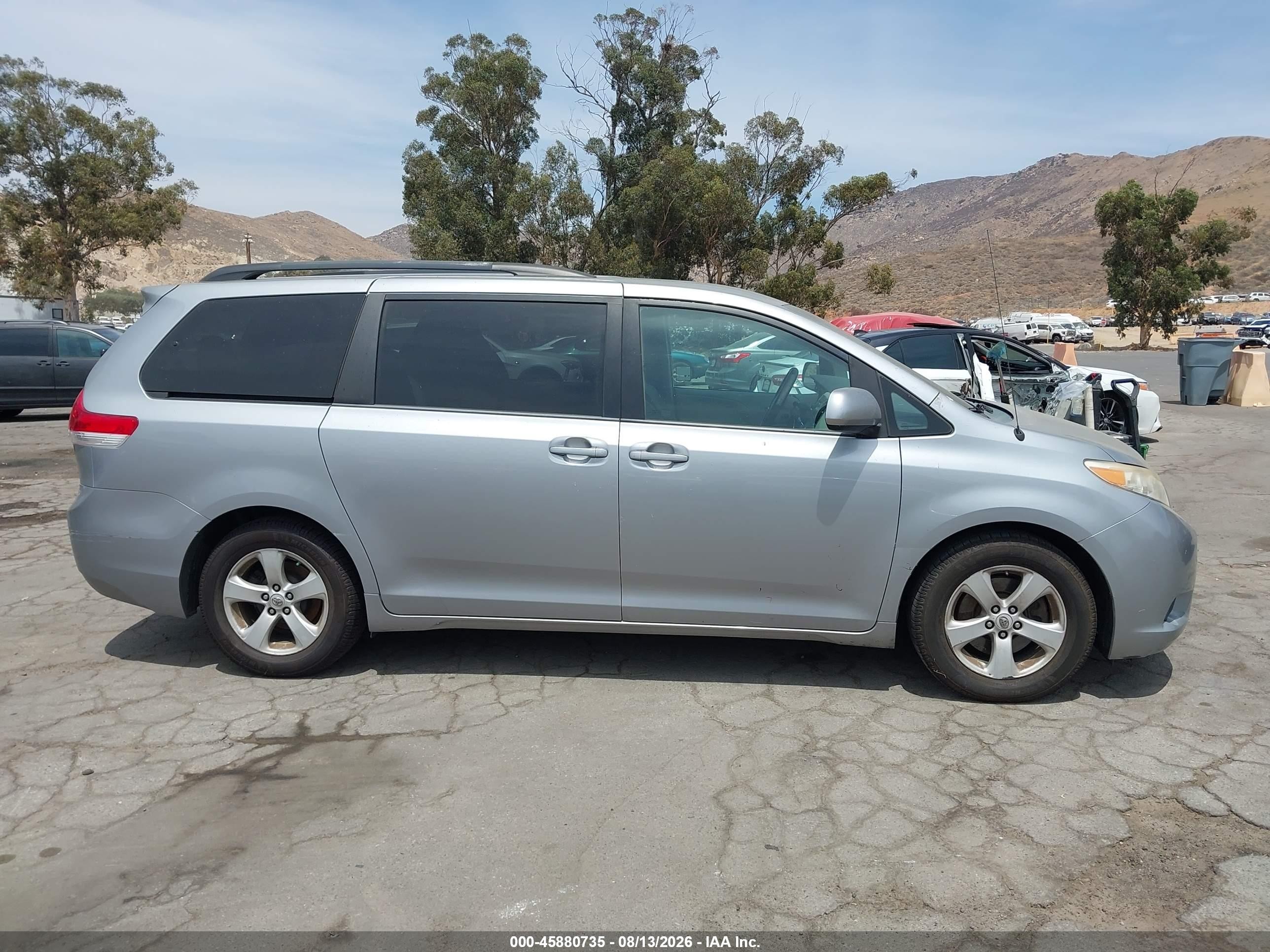 2013 Toyota Sienna Le V6 8 Passenger Silver vin: 5TDKK3DC1DS282063