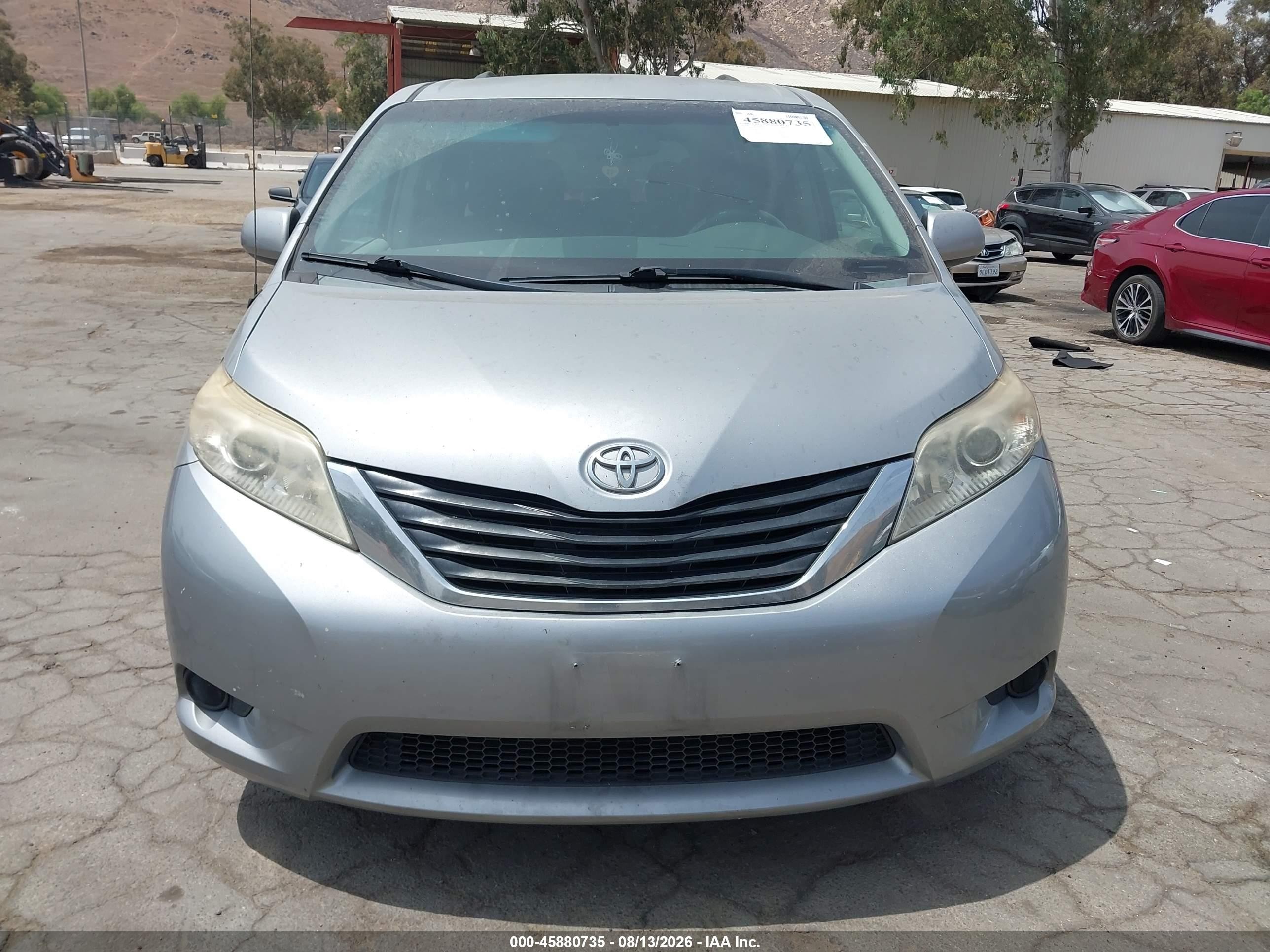 2013 Toyota Sienna Le V6 8 Passenger Silver vin: 5TDKK3DC1DS282063