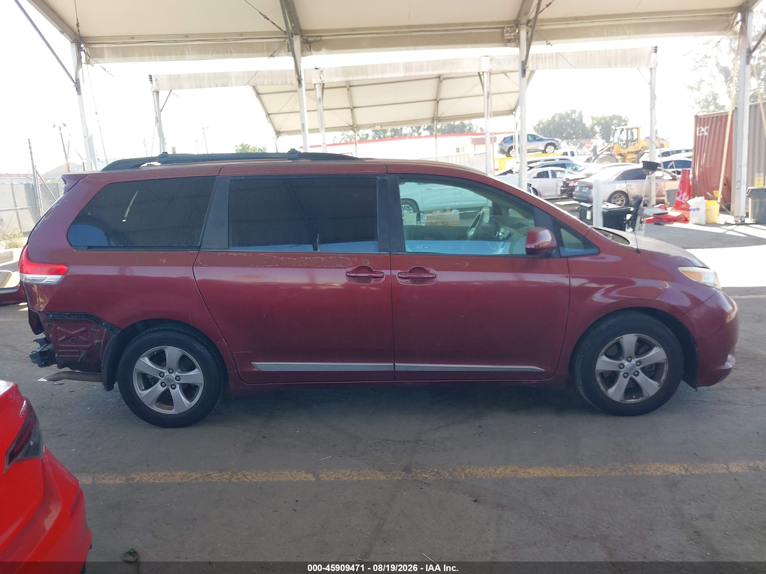 2013 Toyota Sienna Le V6 8 Passenger Красный vin: 5TDKK3DC1DS284153
