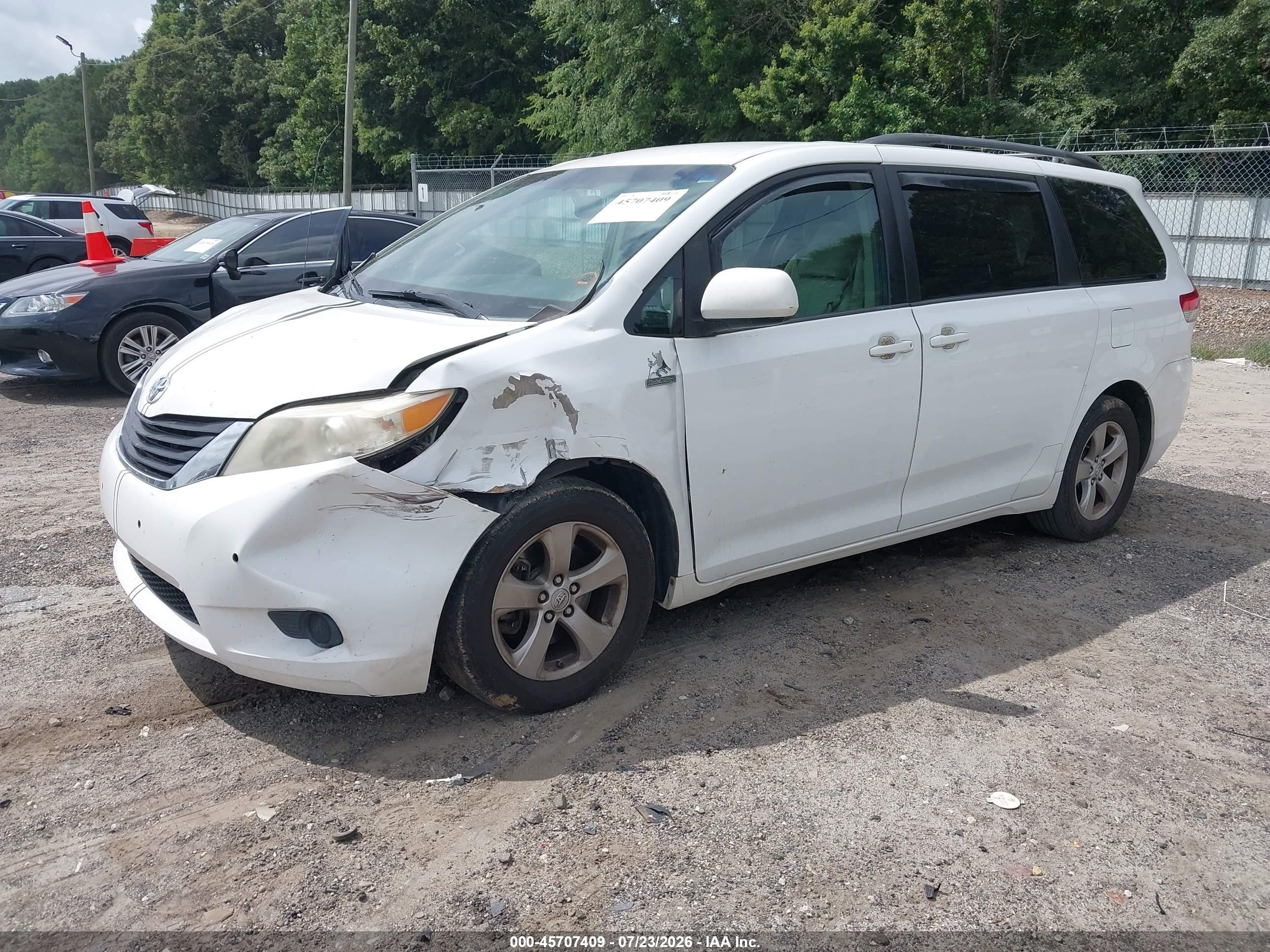 2013 Toyota Sienna Le V6 8 Passenger White vin: 5TDKK3DC1DS300397