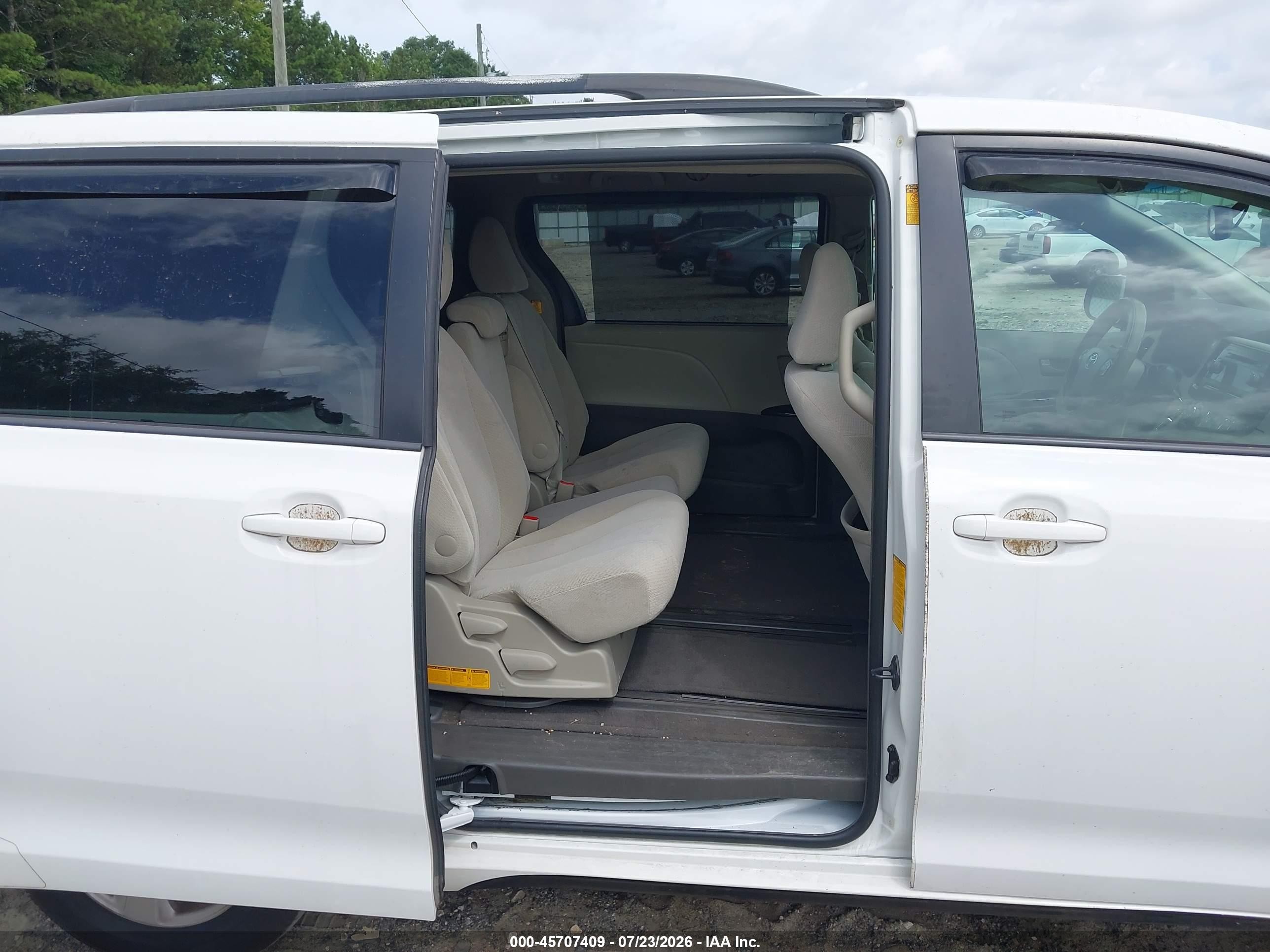 2013 Toyota Sienna Le V6 8 Passenger White vin: 5TDKK3DC1DS300397