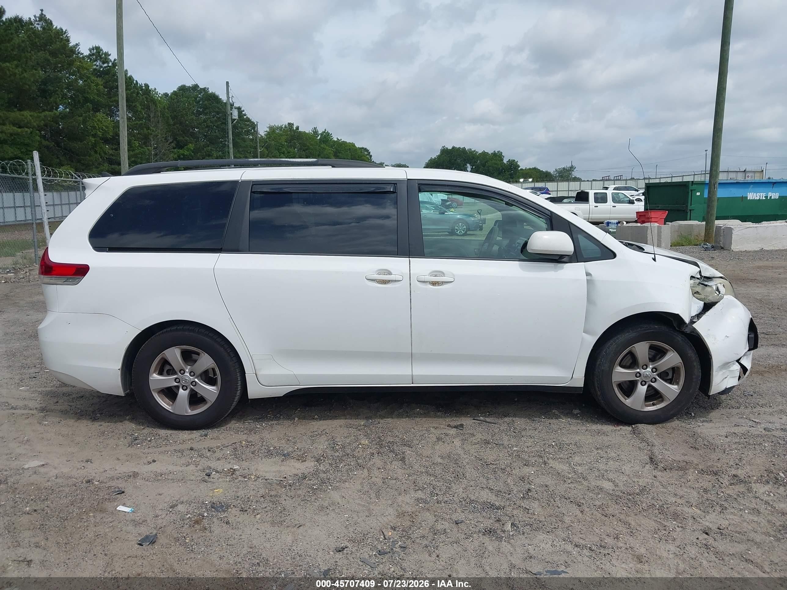 2013 Toyota Sienna Le V6 8 Passenger White vin: 5TDKK3DC1DS300397