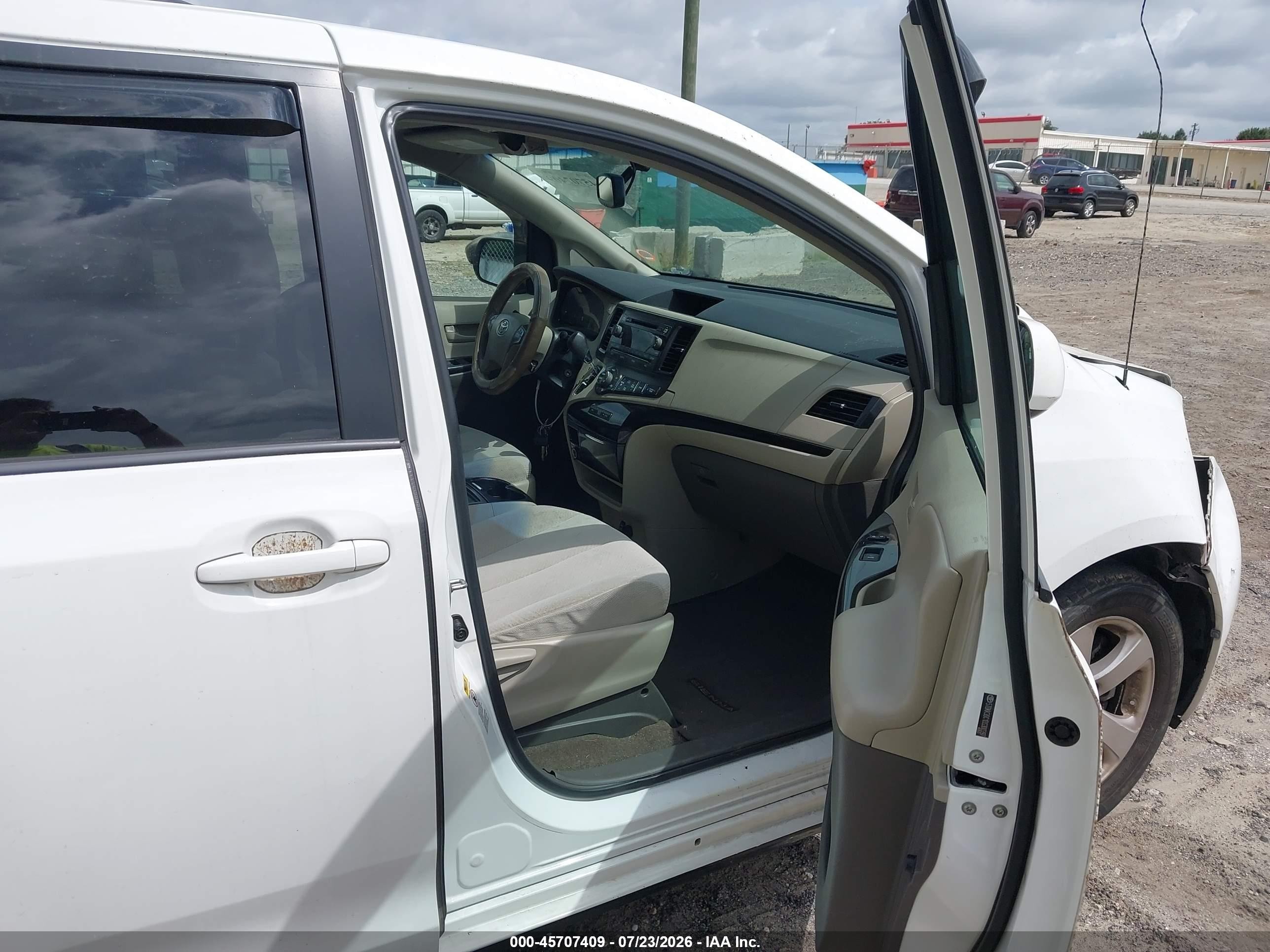 2013 Toyota Sienna Le V6 8 Passenger White vin: 5TDKK3DC1DS300397