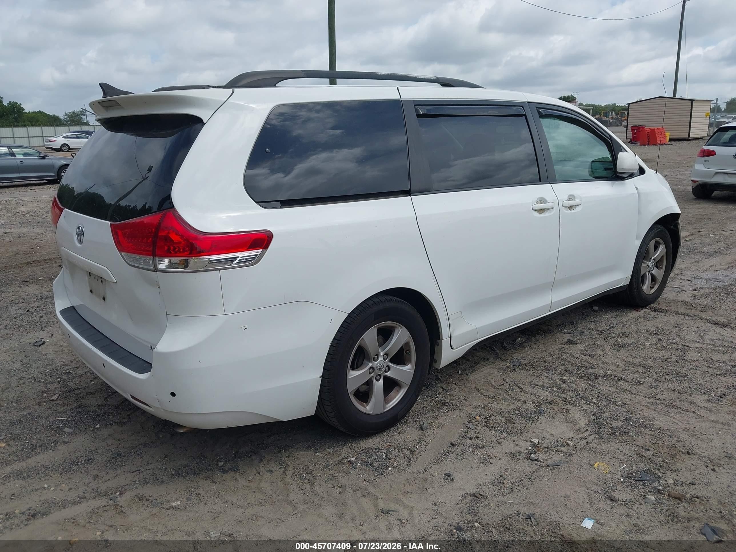 2013 Toyota Sienna Le V6 8 Passenger White vin: 5TDKK3DC1DS300397