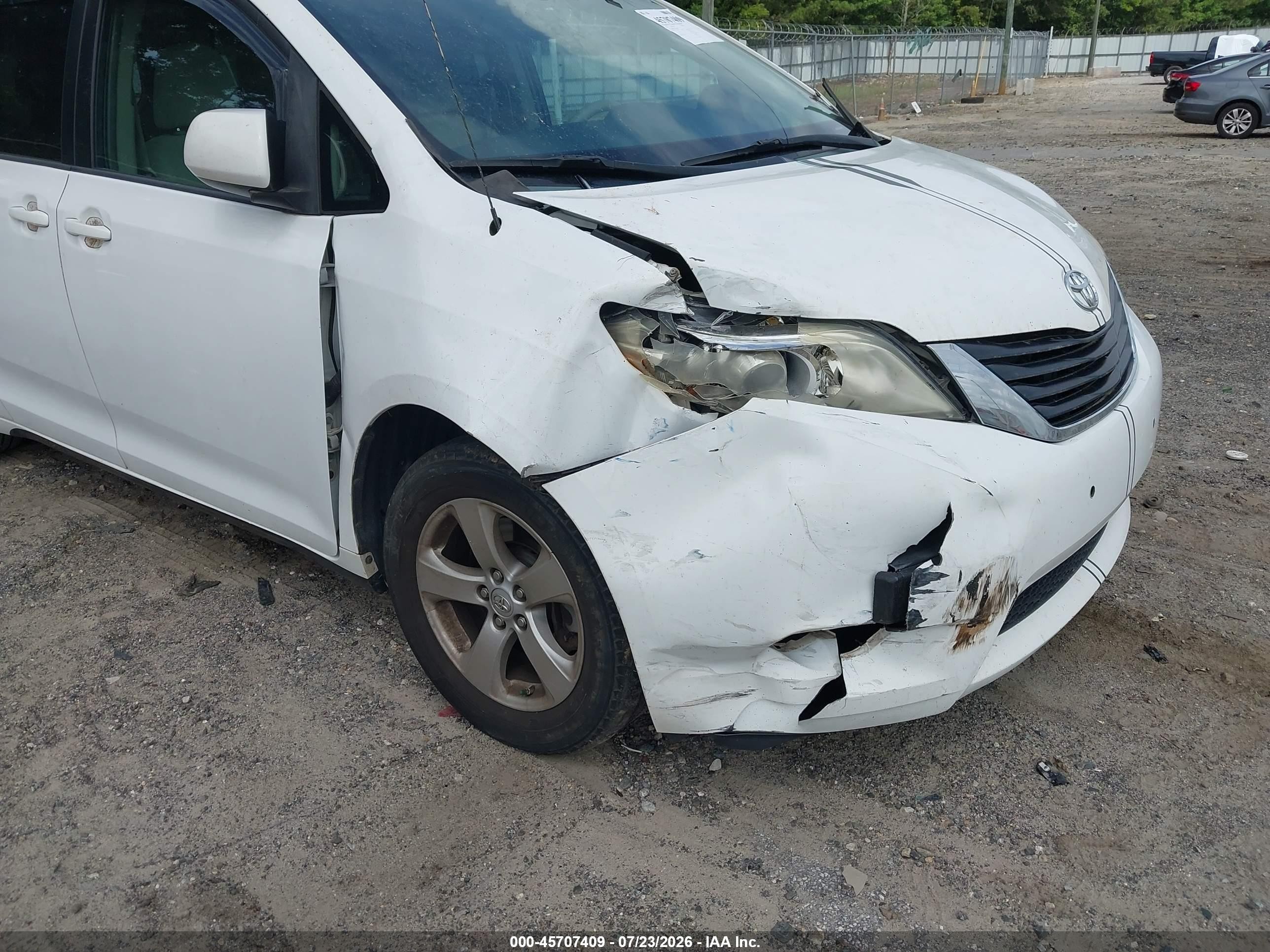 2013 Toyota Sienna Le V6 8 Passenger White vin: 5TDKK3DC1DS300397