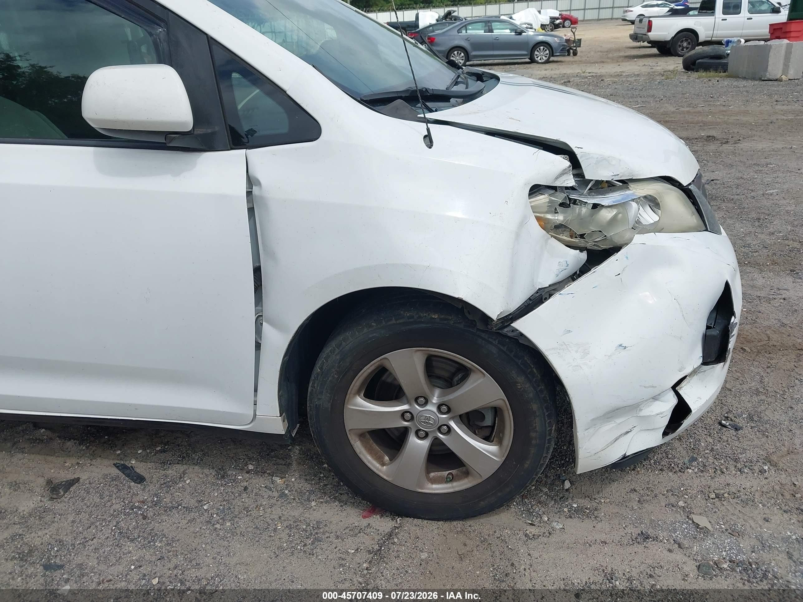 2013 Toyota Sienna Le V6 8 Passenger White vin: 5TDKK3DC1DS300397
