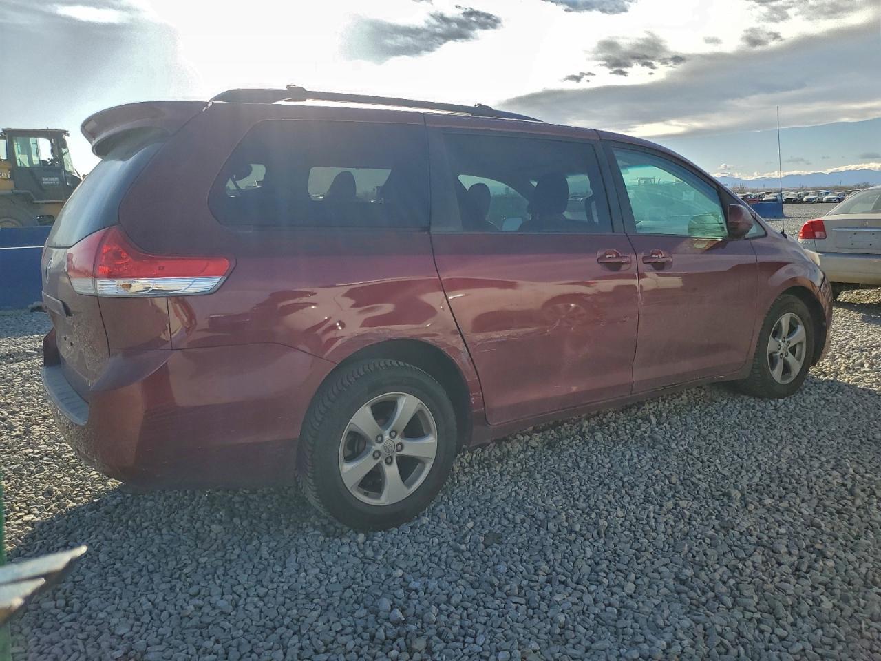 2013 Toyota Sienna Le 8 Passenger Red vin: 5TDKK3DC1DS319239