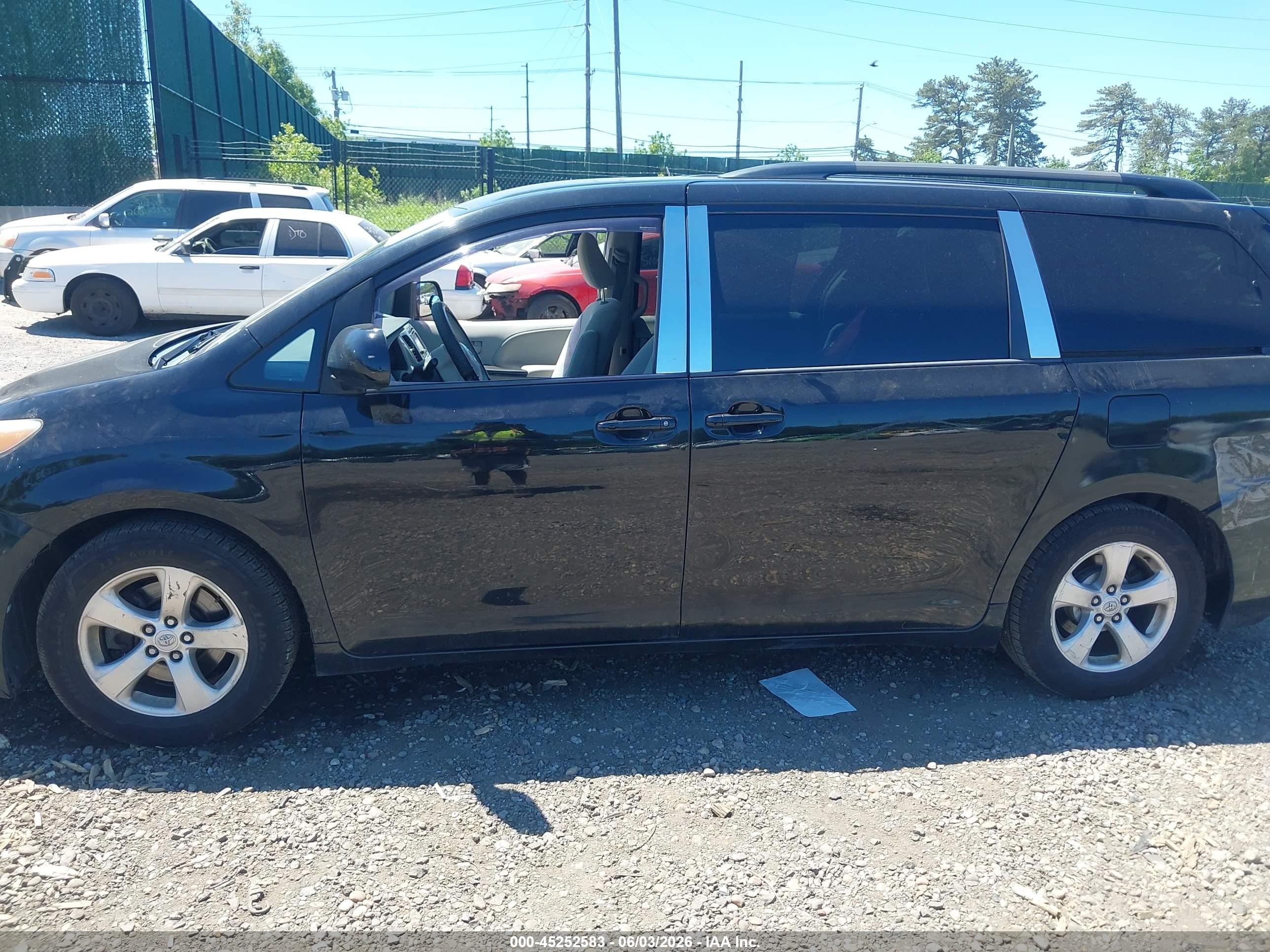 2013 Toyota Sienna Le V6 8 Passenger Black vin: 5TDKK3DC1DS326028