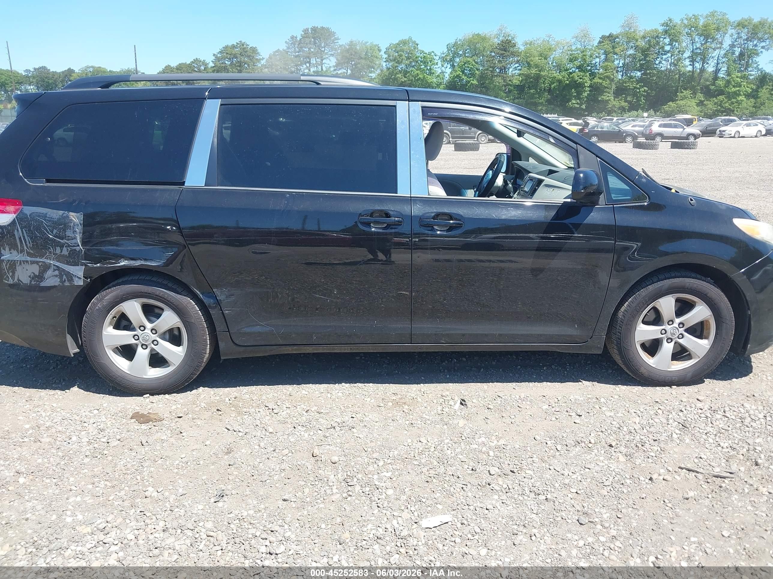 2013 Toyota Sienna Le V6 8 Passenger Black vin: 5TDKK3DC1DS326028