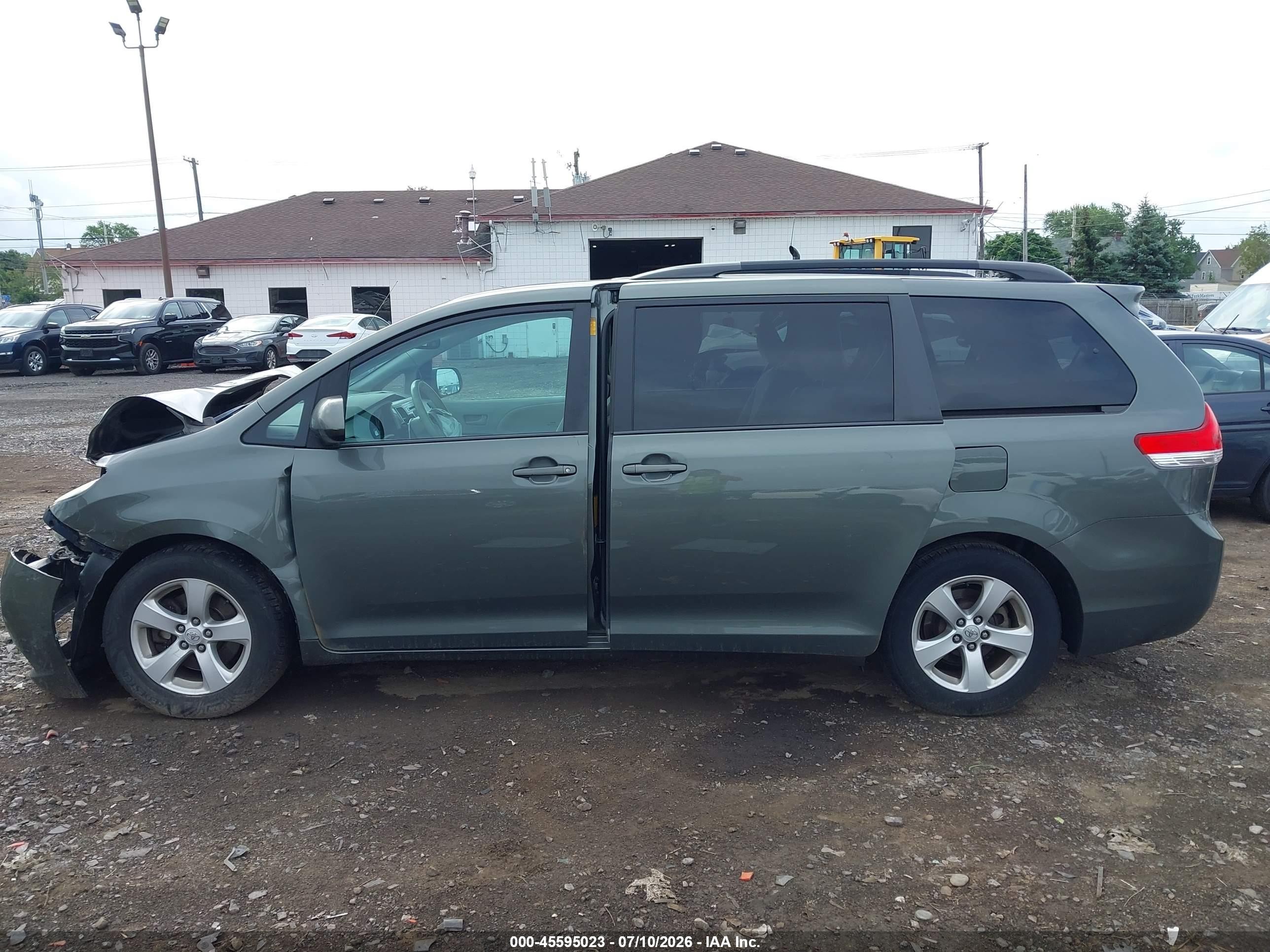 2013 Toyota Sienna Le V6 8 Passenger Gray vin: 5TDKK3DC1DS372653