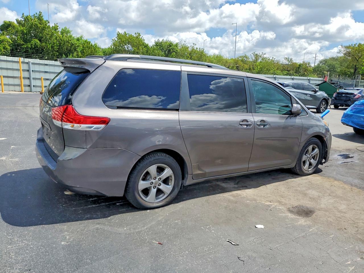 2013 Toyota Sienna Le Серый vin: 5TDKK3DC1DS378386