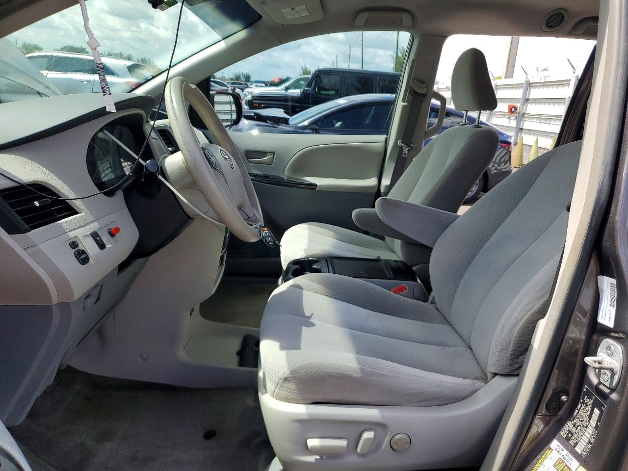 2013 Toyota Sienna Le Серый vin: 5TDKK3DC1DS378386