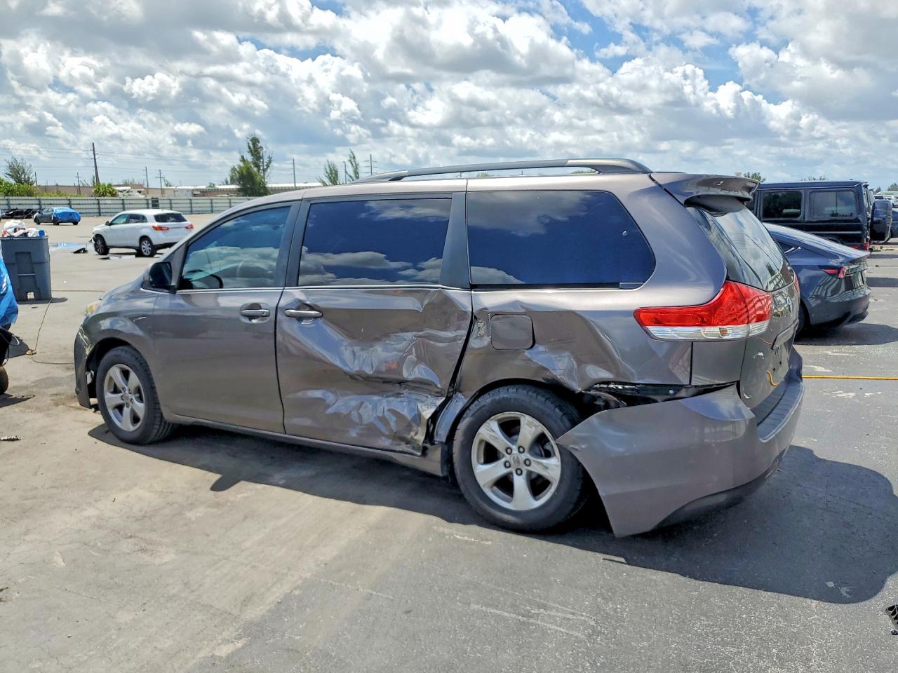 2013 Toyota Sienna Le Серый vin: 5TDKK3DC1DS378386