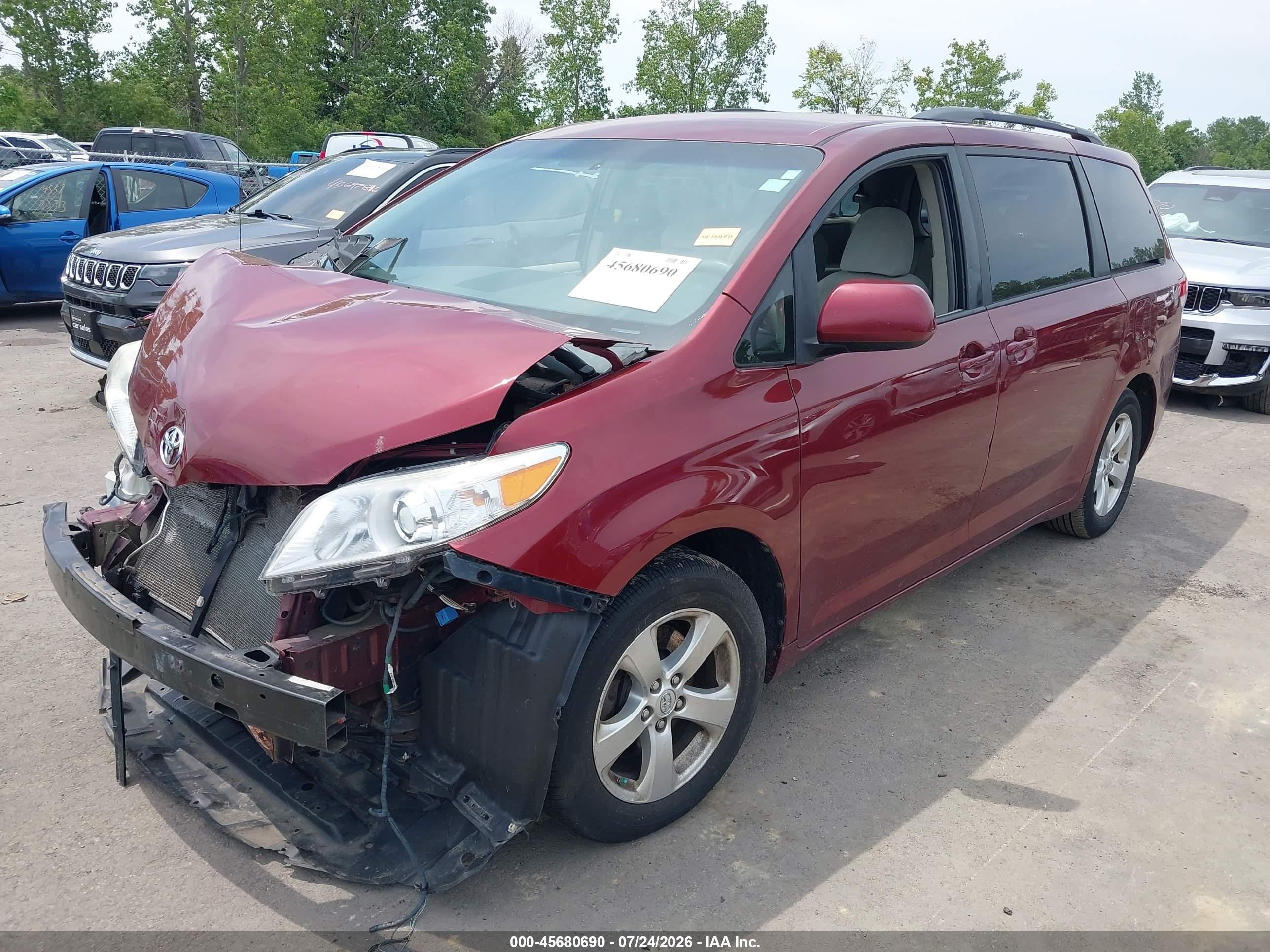2013 Toyota Sienna Le V6 8 Passenger Красный vin: 5TDKK3DC1DS403058