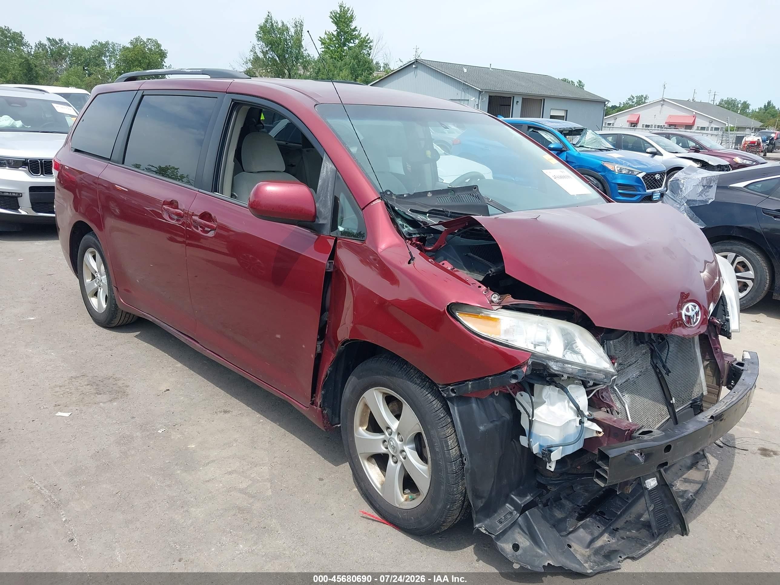 2013 Toyota Sienna Le V6 8 Passenger Red vin: 5TDKK3DC1DS403058