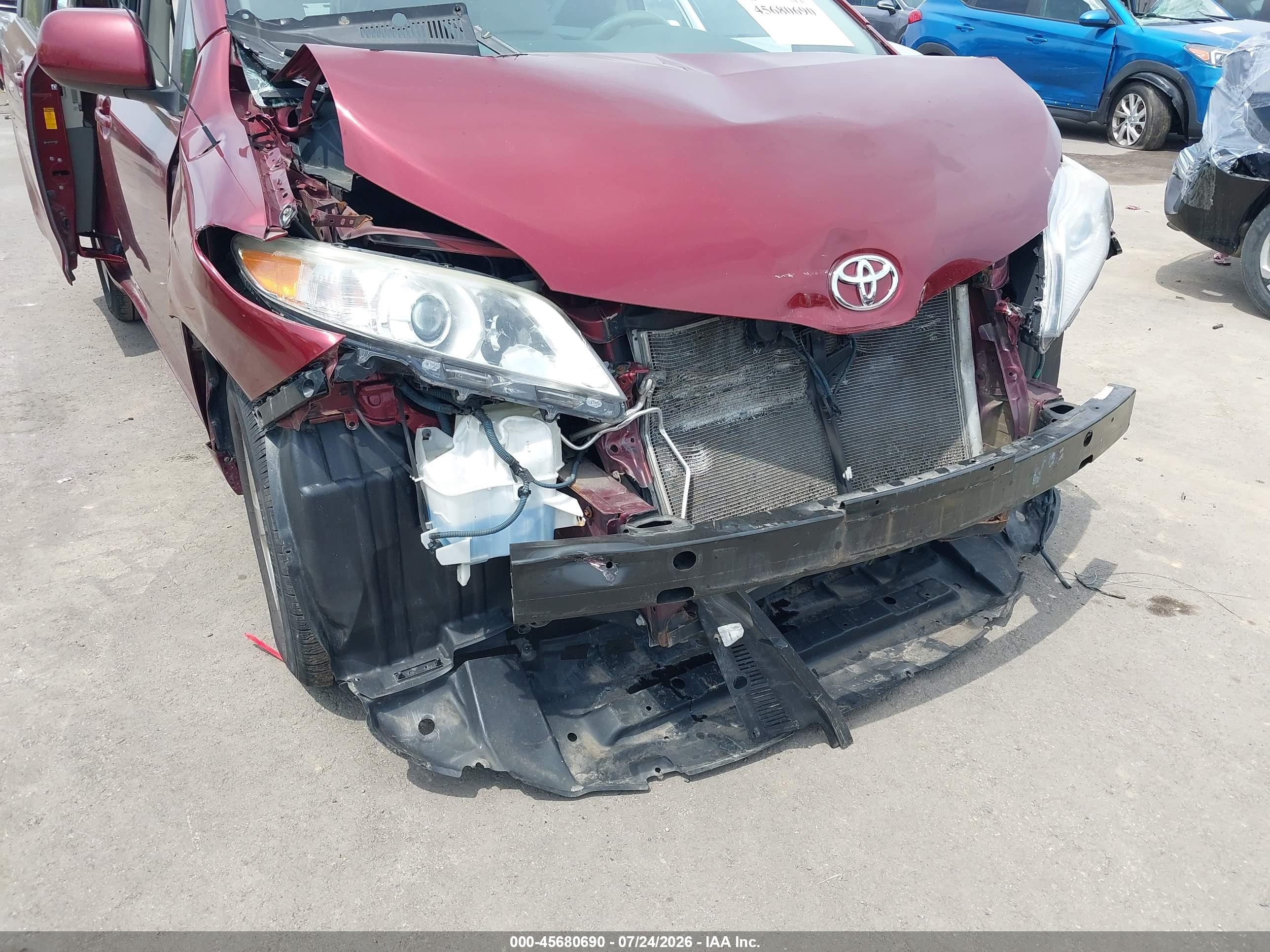 2013 Toyota Sienna Le V6 8 Passenger Красный vin: 5TDKK3DC1DS403058