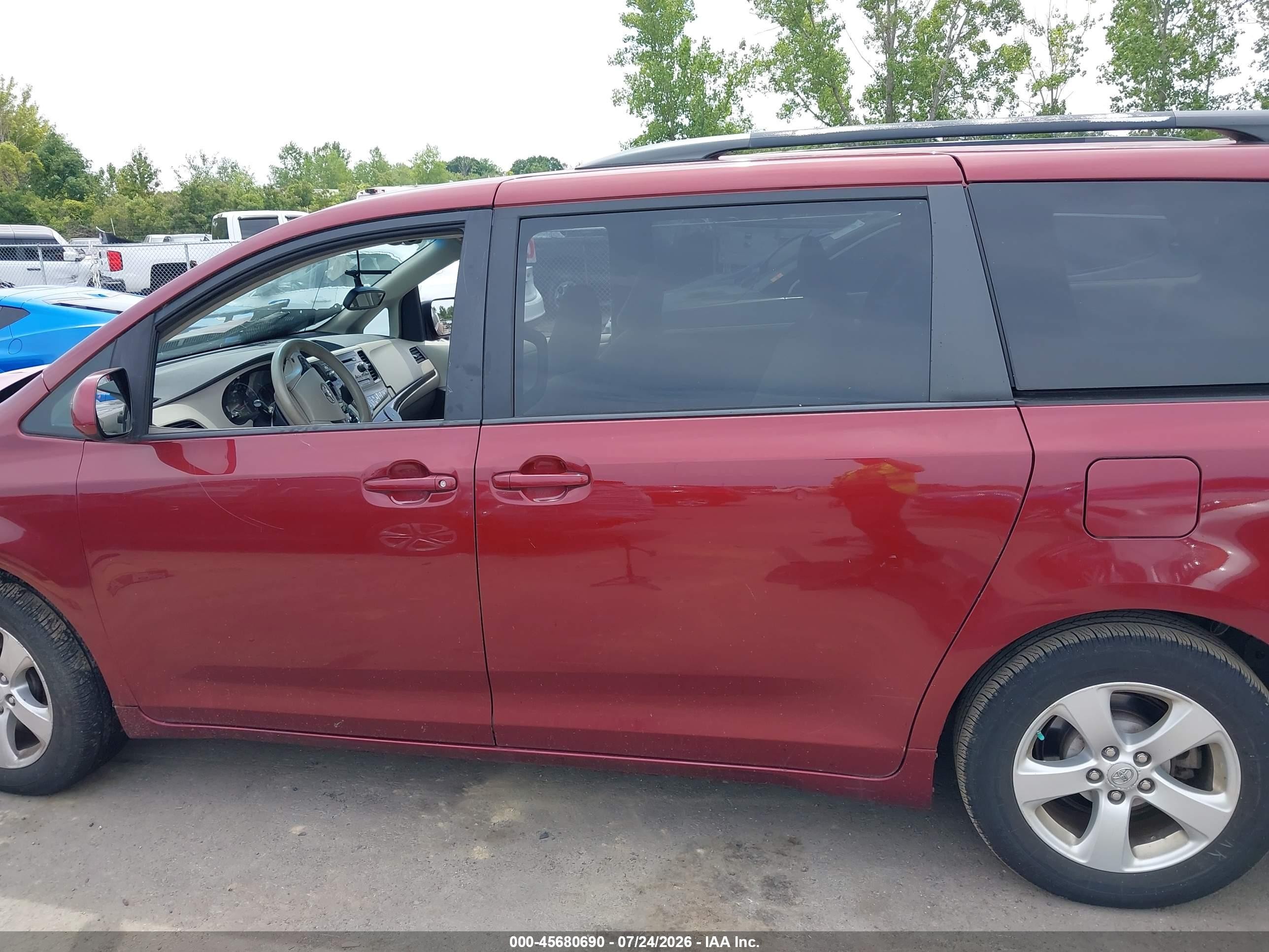 2013 Toyota Sienna Le V6 8 Passenger Красный vin: 5TDKK3DC1DS403058