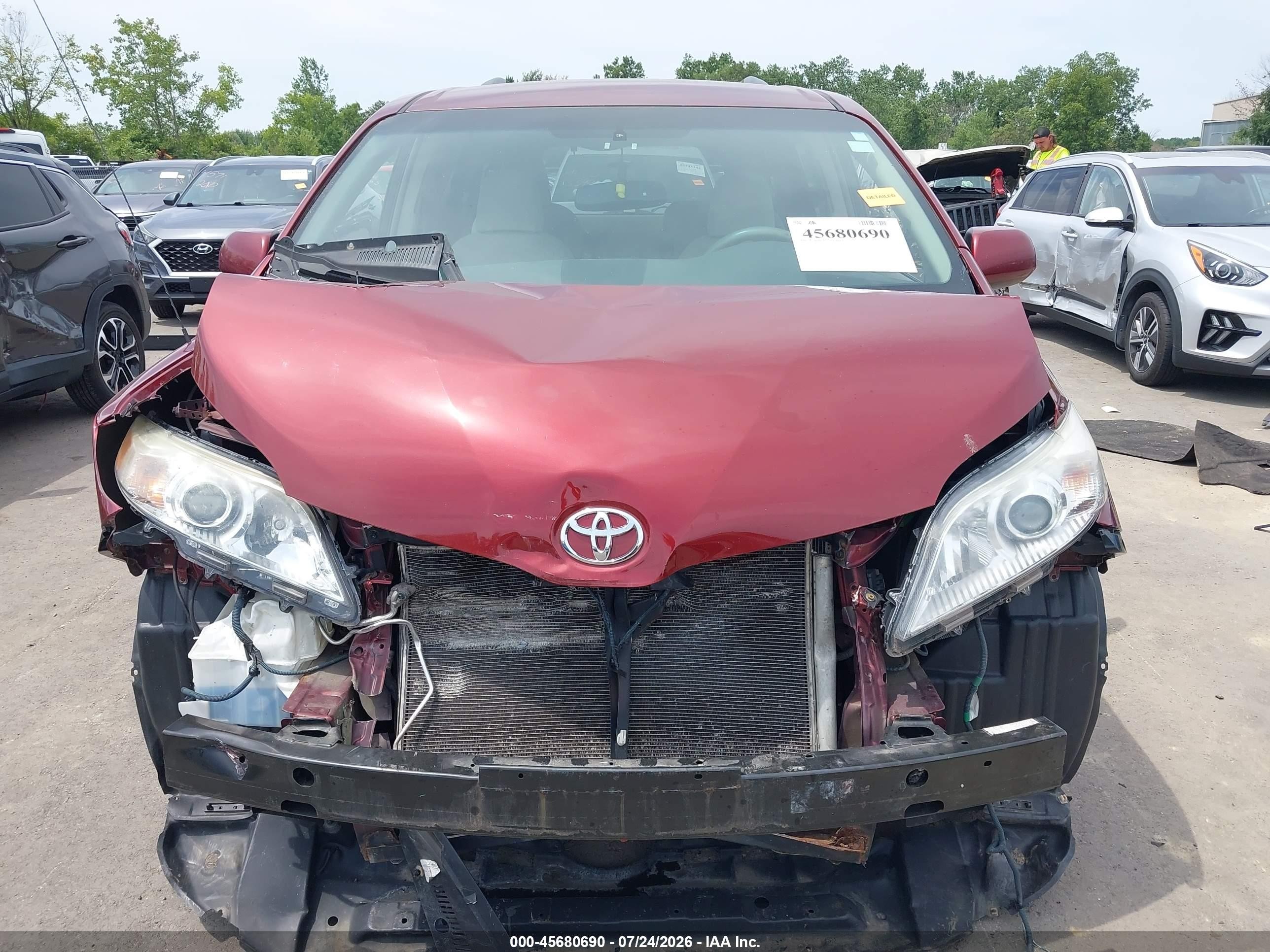 2013 Toyota Sienna Le V6 8 Passenger Красный vin: 5TDKK3DC1DS403058