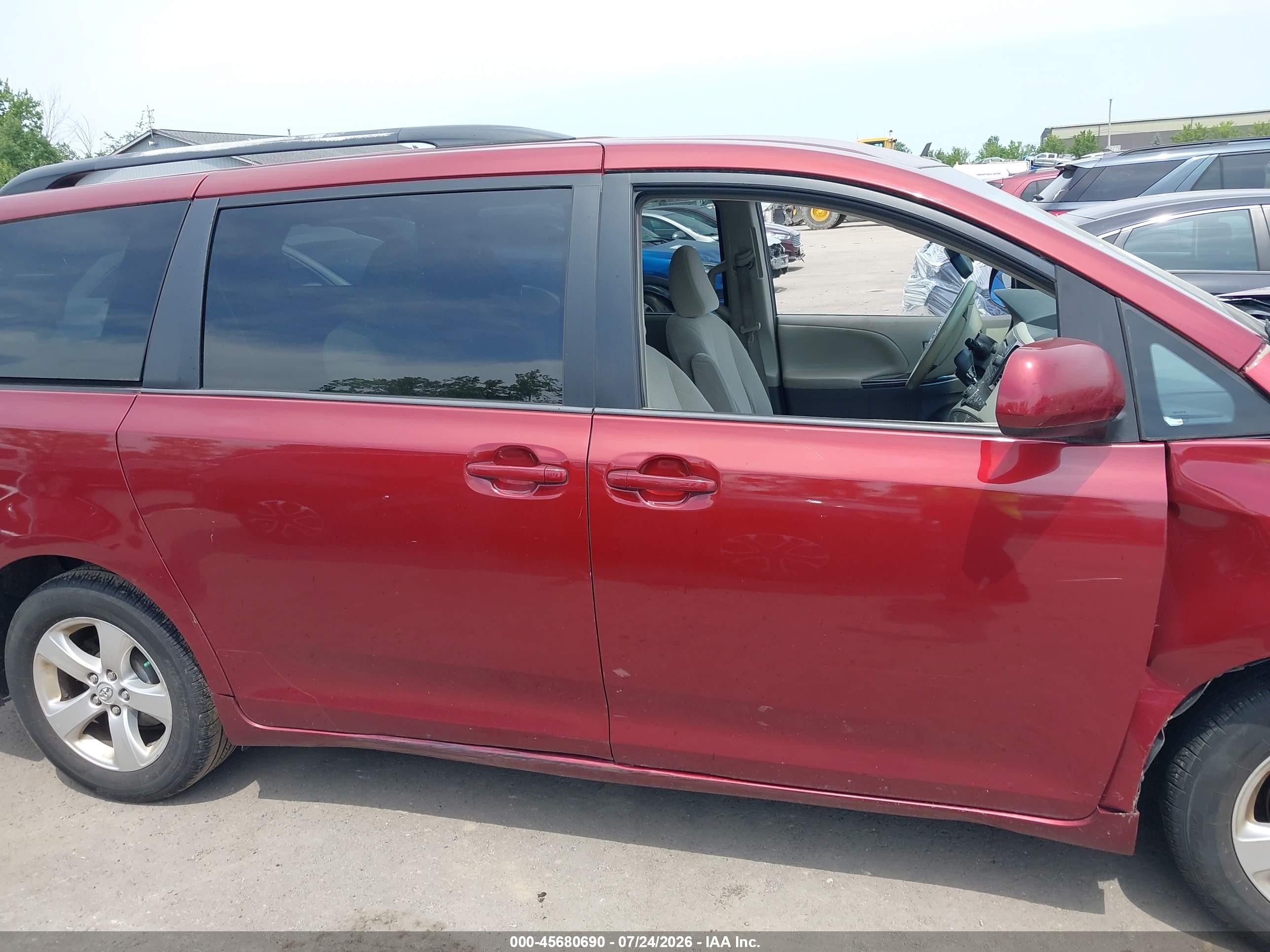 2013 Toyota Sienna Le V6 8 Passenger Красный vin: 5TDKK3DC1DS403058