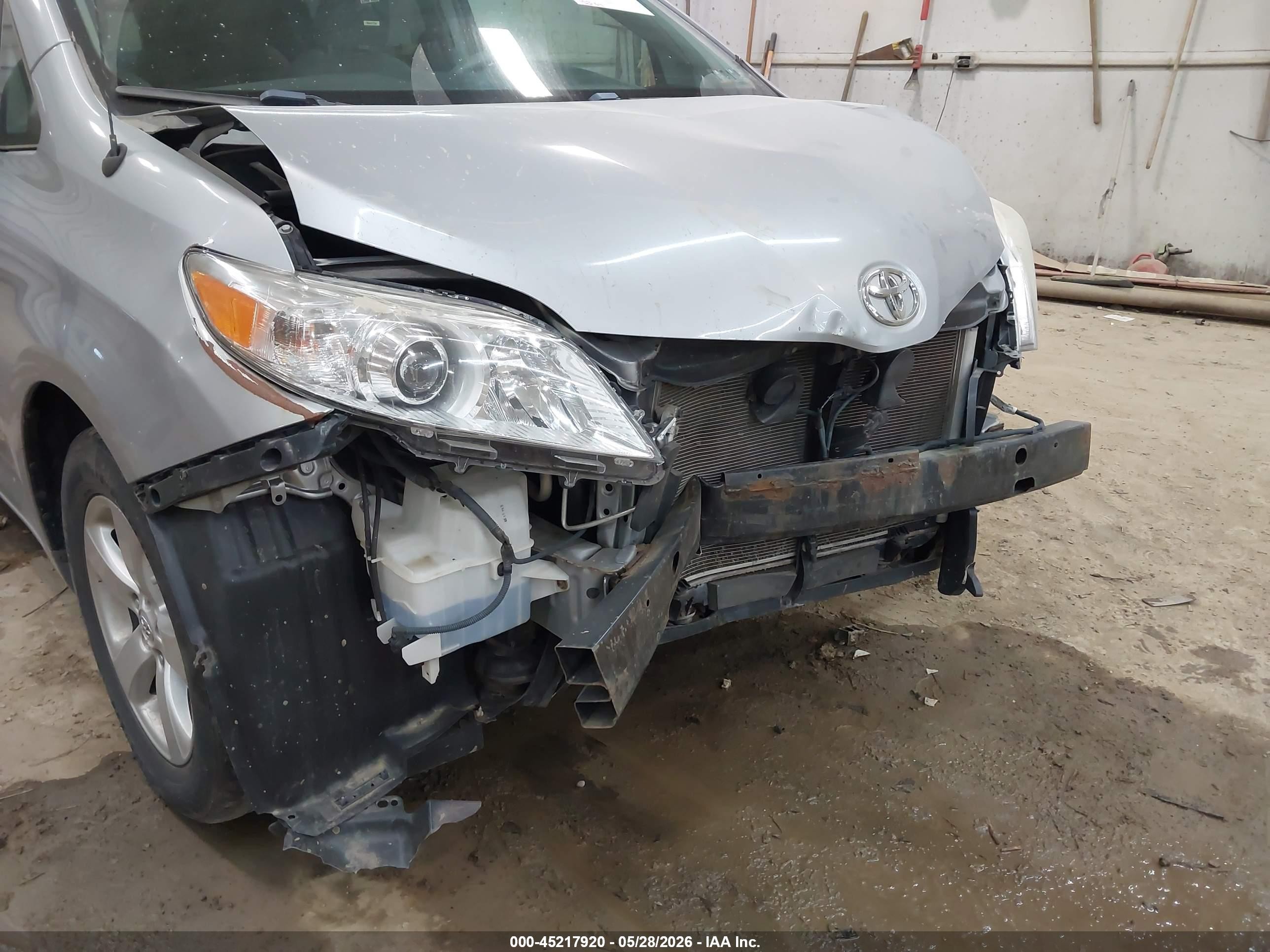 2013 Toyota Sienna Le V6 8 Passenger Silver vin: 5TDKK3DC1DS403593
