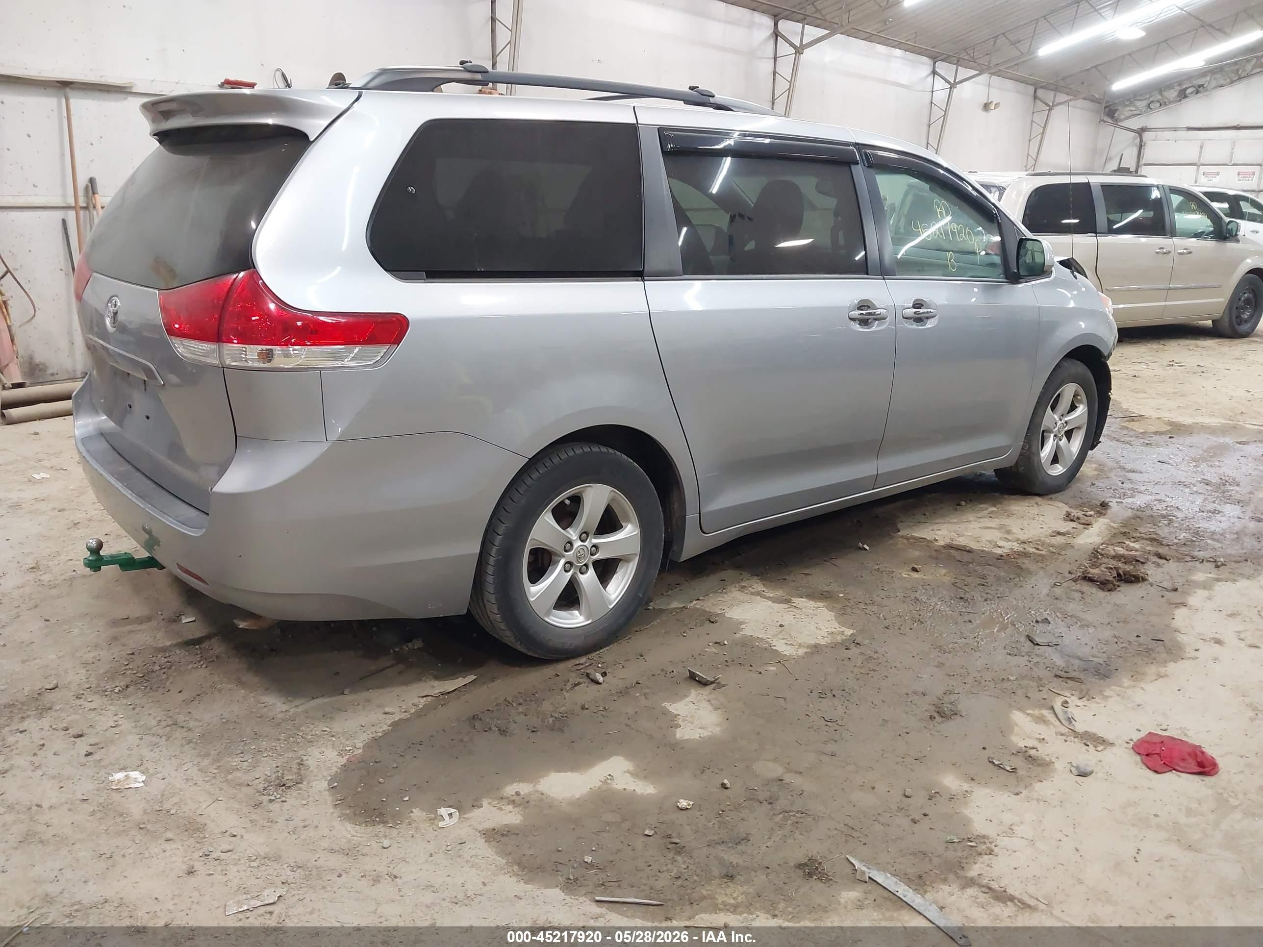 2013 Toyota Sienna Le V6 8 Passenger Silver vin: 5TDKK3DC1DS403593
