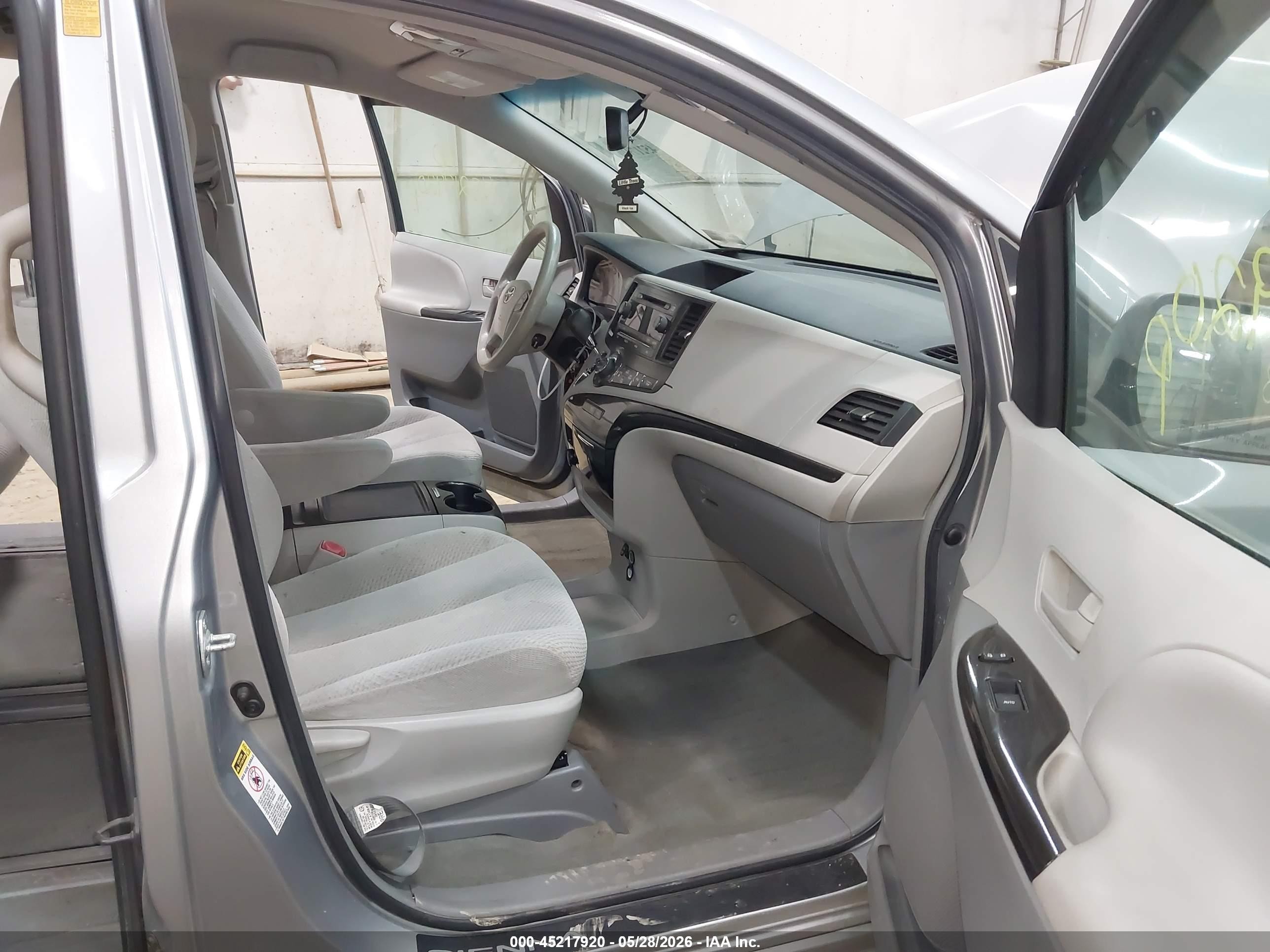 2013 Toyota Sienna Le V6 8 Passenger Silver vin: 5TDKK3DC1DS403593