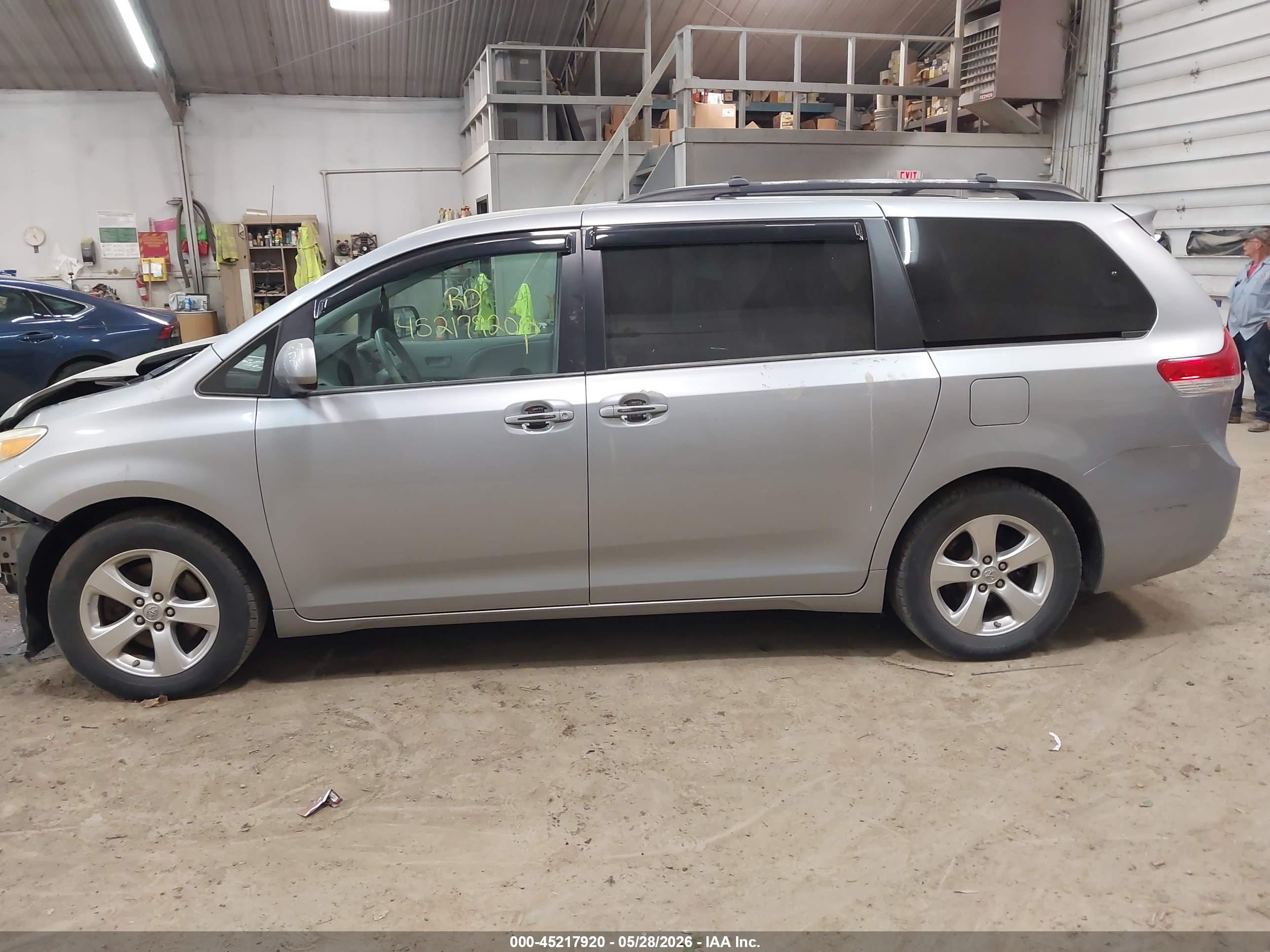 2013 Toyota Sienna Le V6 8 Passenger Silver vin: 5TDKK3DC1DS403593